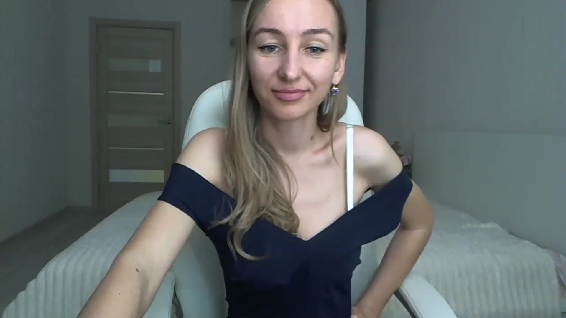 Gallery image thumbnail from YourSexyMilaX's myfreecams stream on, 05/15/2023, 08:45 image 15 of 20