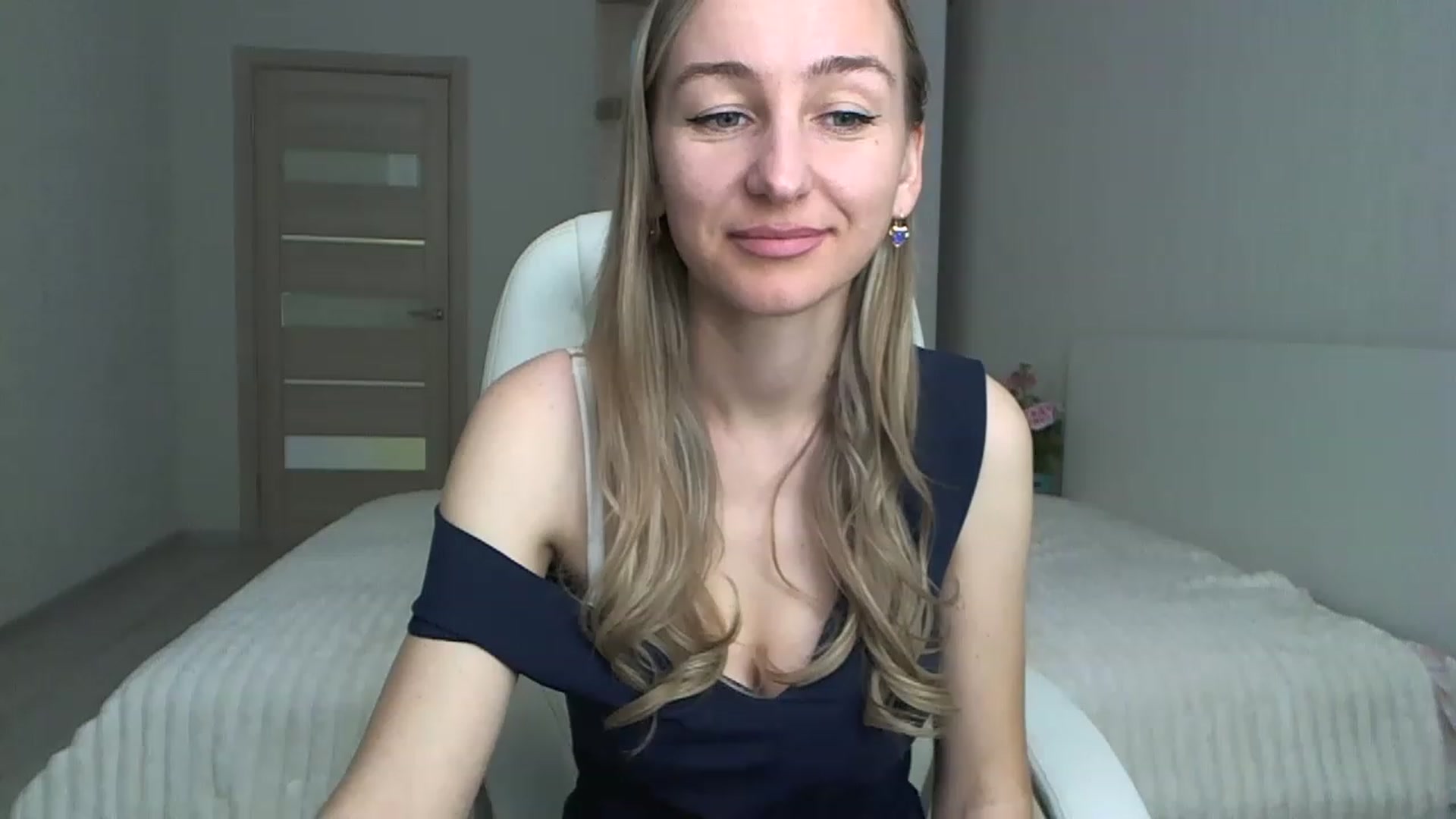 Gallery image thumbnail from YourSexyMilaX's myfreecams stream on, 05/15/2023, 08:45 image 7 of 20