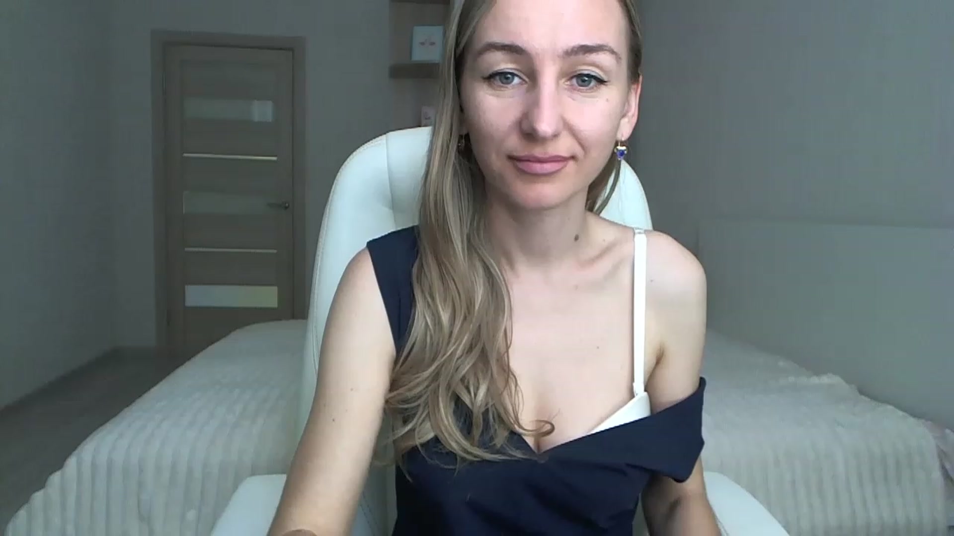 Gallery image thumbnail from YourSexyMilaX's myfreecams stream on, 05/15/2023, 08:45 image 11 of 20