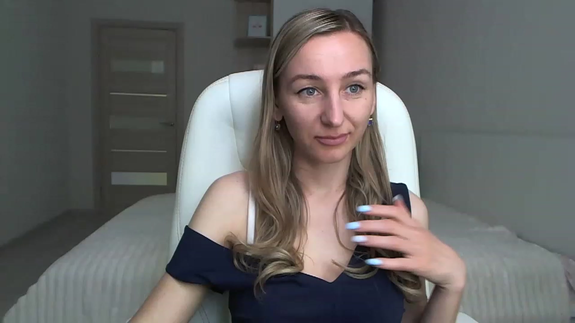 Gallery image thumbnail from YourSexyMilaX's myfreecams stream on, 05/15/2023, 08:45 image 8 of 20