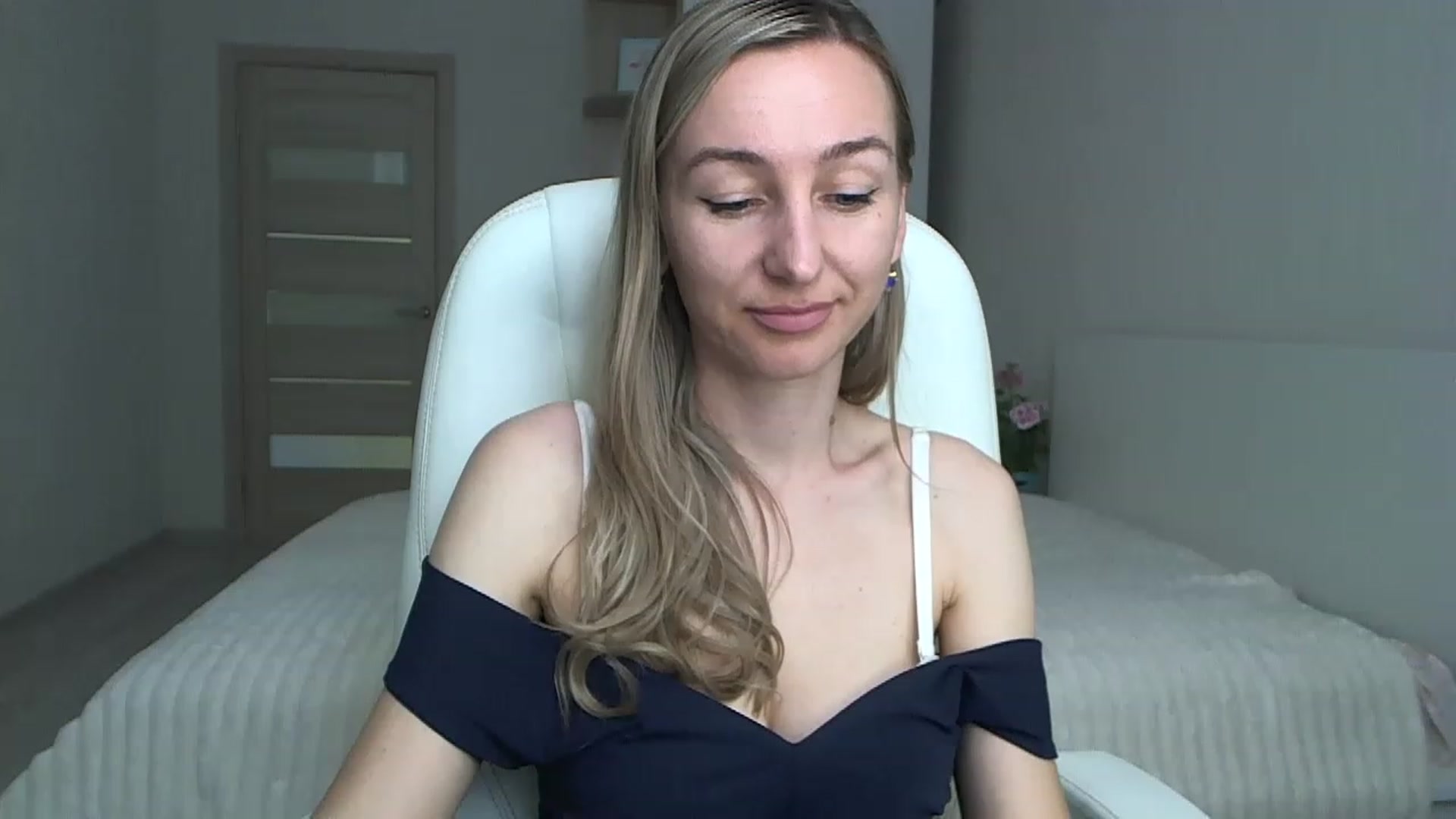 Gallery image thumbnail from YourSexyMilaX's myfreecams stream on, 05/15/2023, 08:45 image 16 of 20