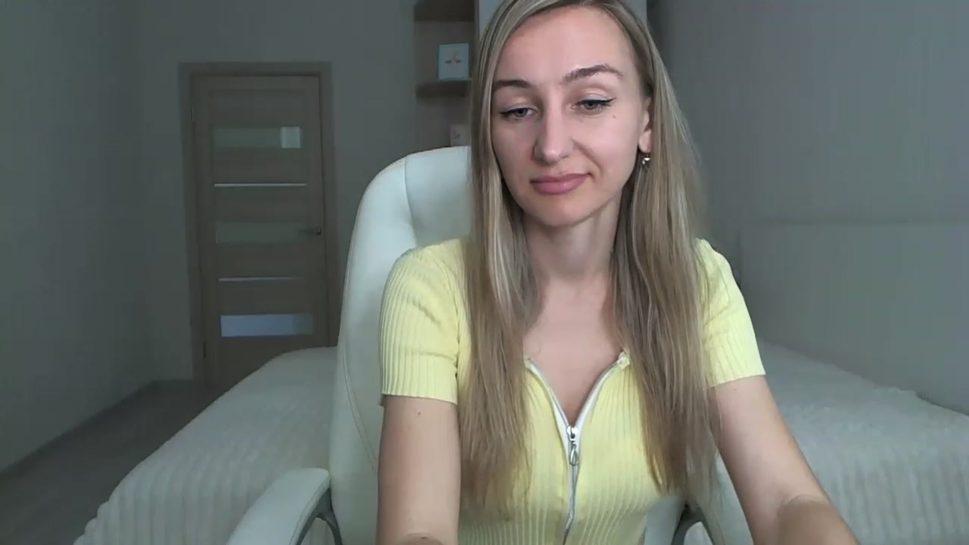 Gallery image thumbnail from YourSexyMilaX's myfreecams stream on, 05/15/2023, 12:12 image 12 of 20
