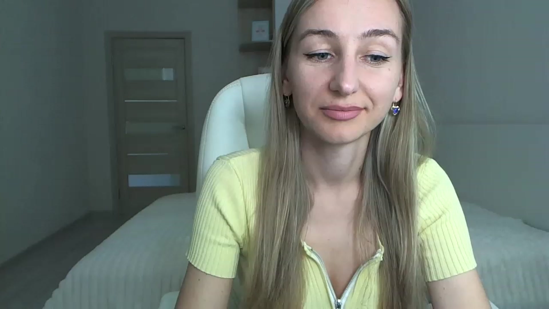 Gallery image thumbnail from YourSexyMilaX's myfreecams stream on, 05/15/2023, 12:12 image 11 of 20
