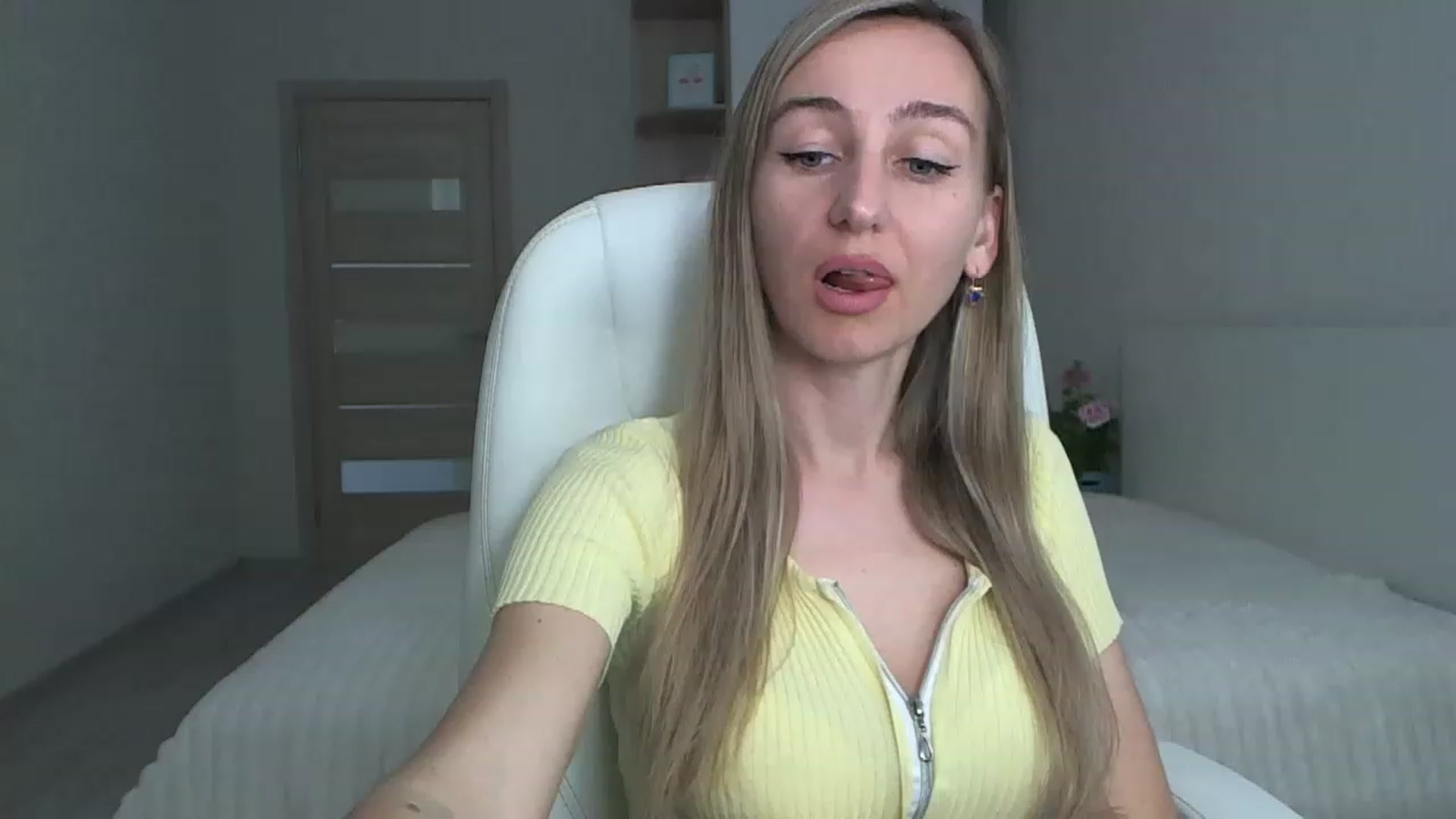 Gallery image thumbnail from YourSexyMilaX's myfreecams stream on, 05/15/2023, 12:12 image 8 of 20