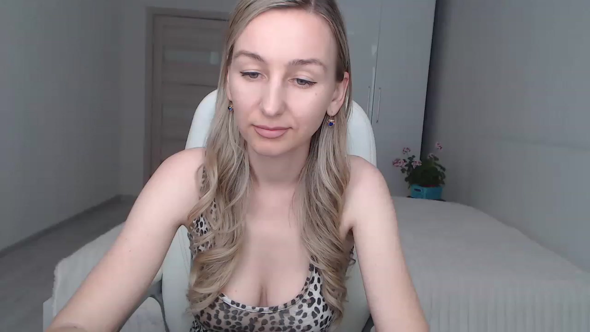 Gallery image thumbnail from YourSexyMilaX's myfreecams stream on, 05/21/2023, 11:17 image 13 of 20
