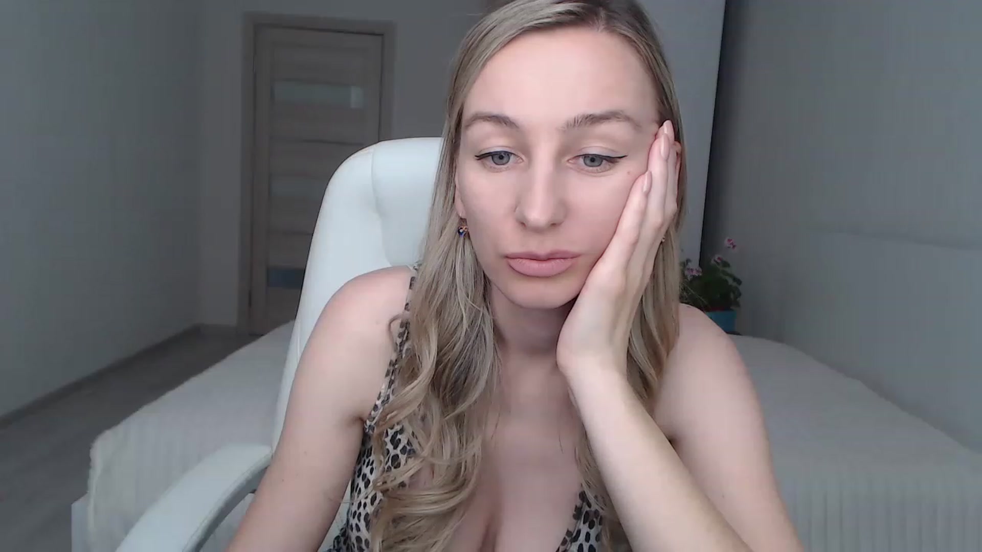 Gallery image thumbnail from YourSexyMilaX's myfreecams stream on, 05/21/2023, 11:17 image 16 of 20