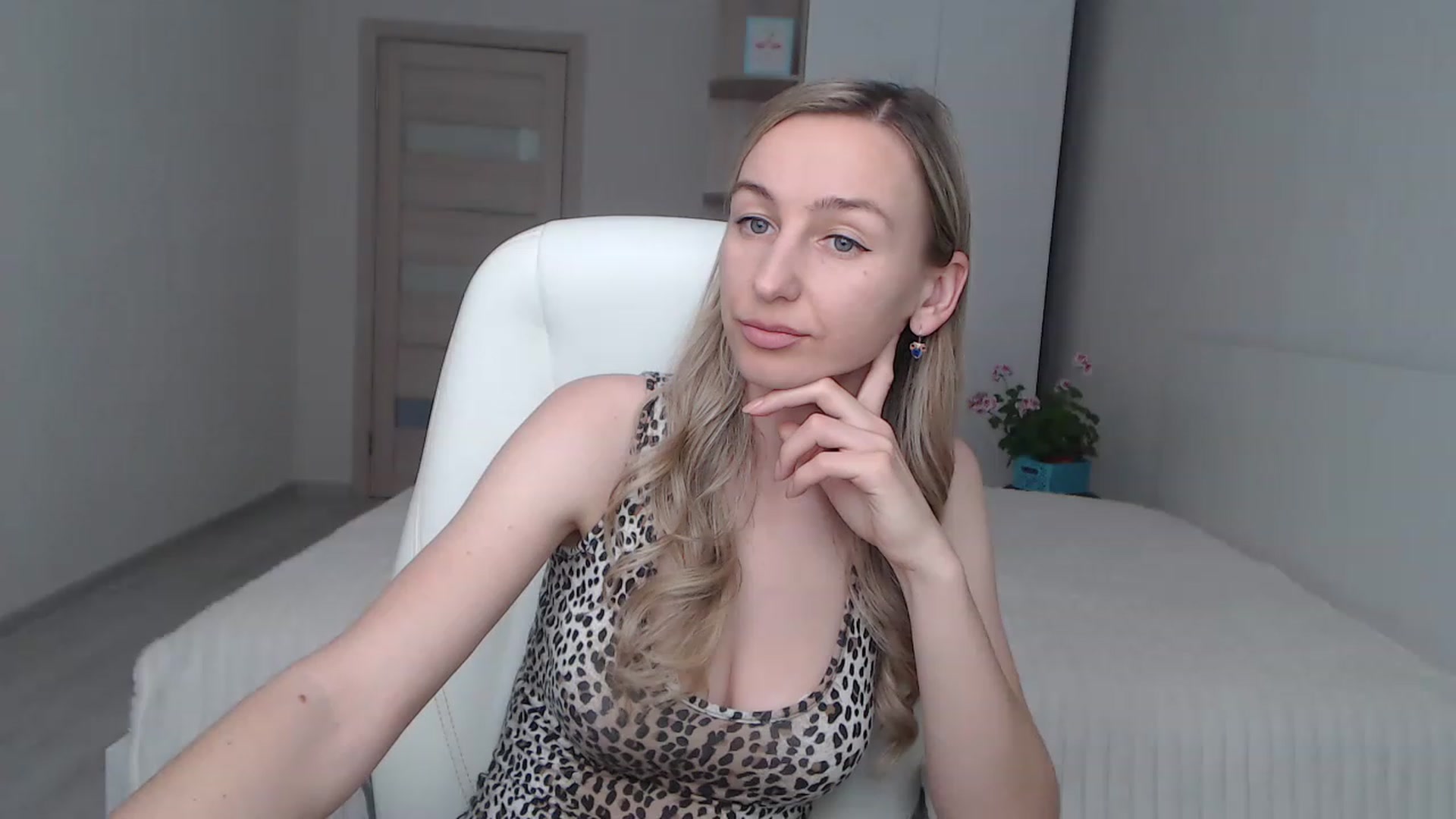 Gallery image thumbnail from YourSexyMilaX's myfreecams stream on, 05/21/2023, 11:17 image 19 of 20