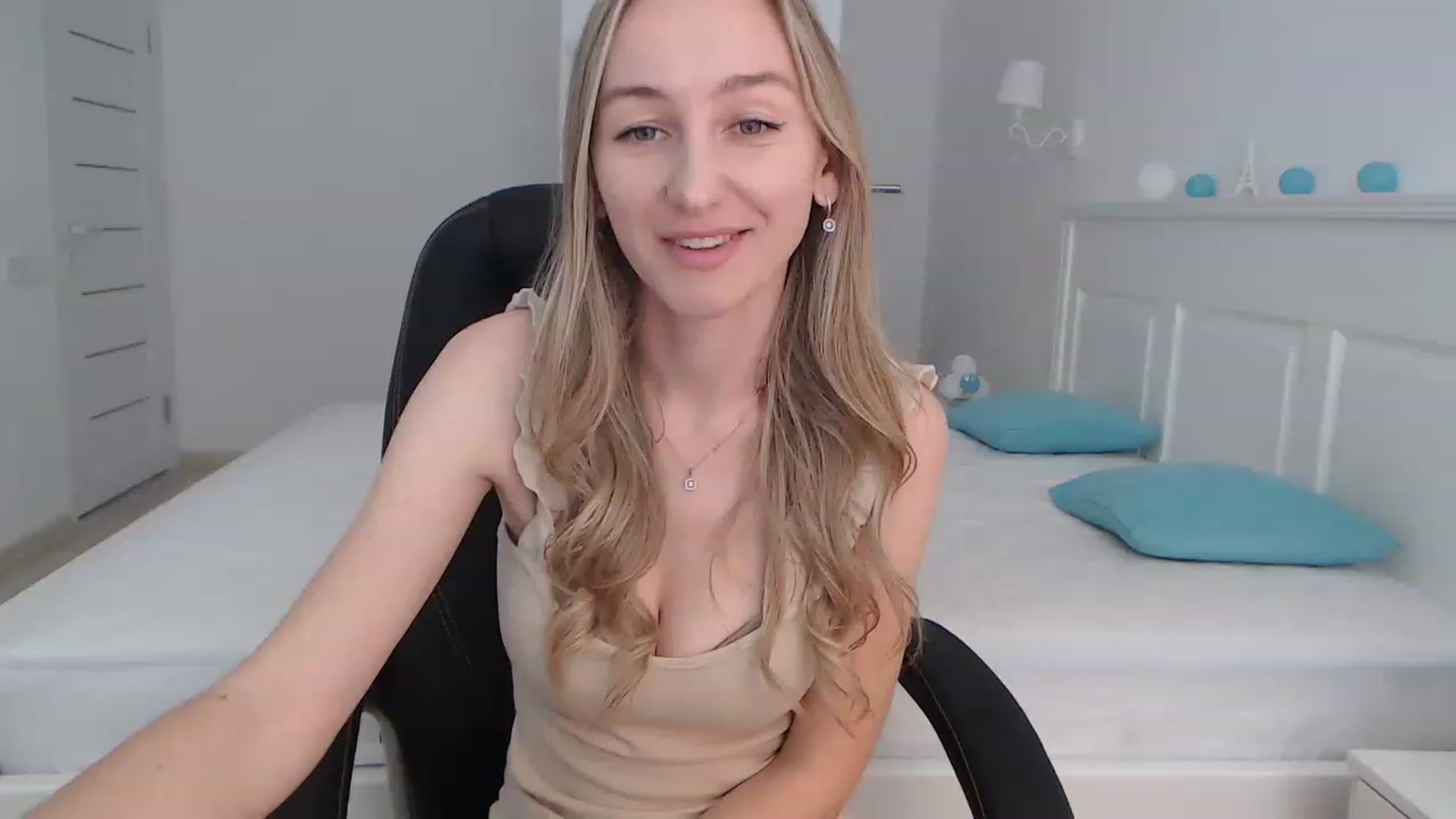 Gallery image thumbnail from YourSexyMilaX's myfreecams stream on, 06/17/2023, 10:32 image 16 of 20