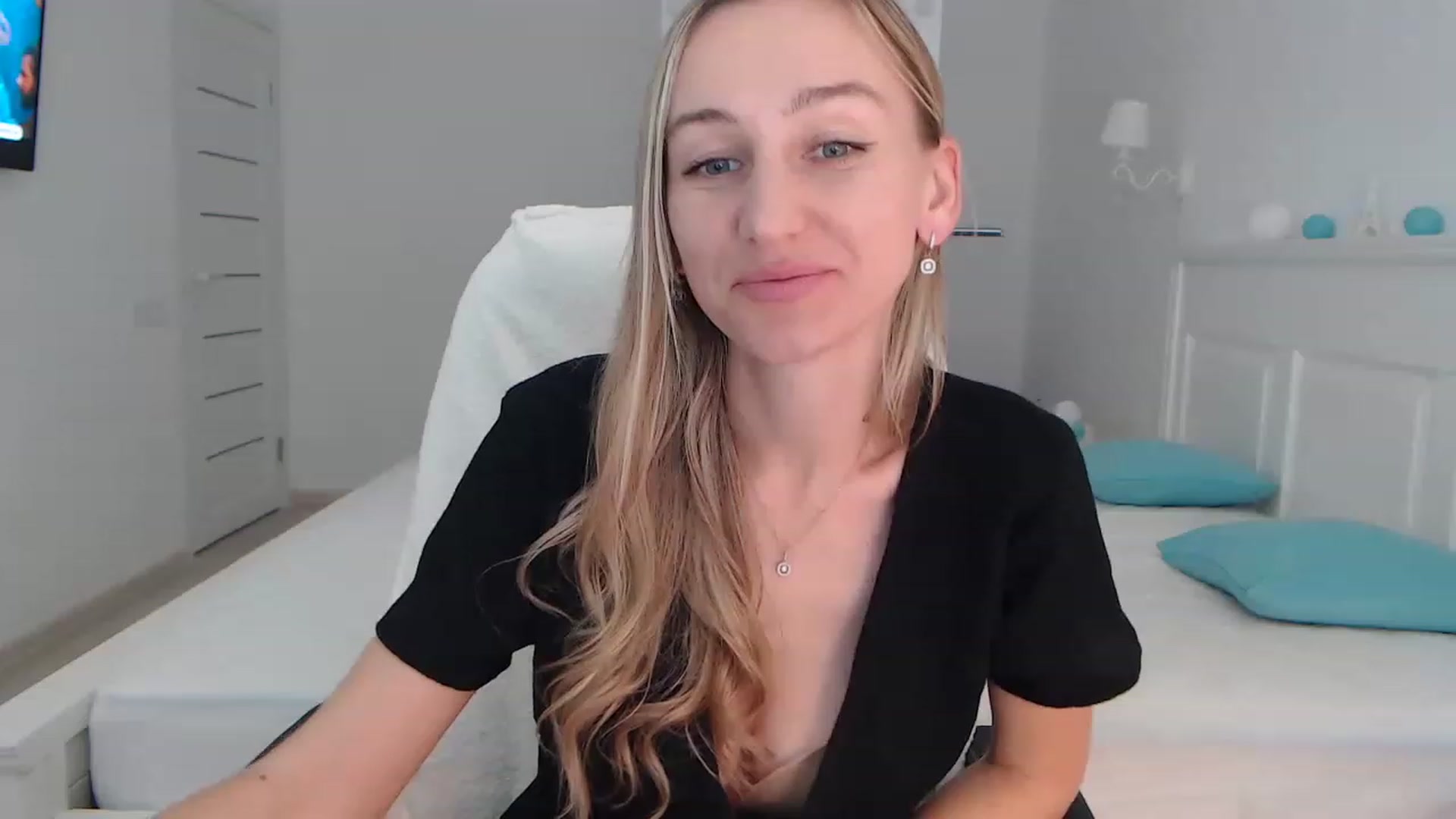 Gallery image thumbnail from YourSexyMilaX's myfreecams stream on, 06/17/2023, 14:48 image 16 of 20