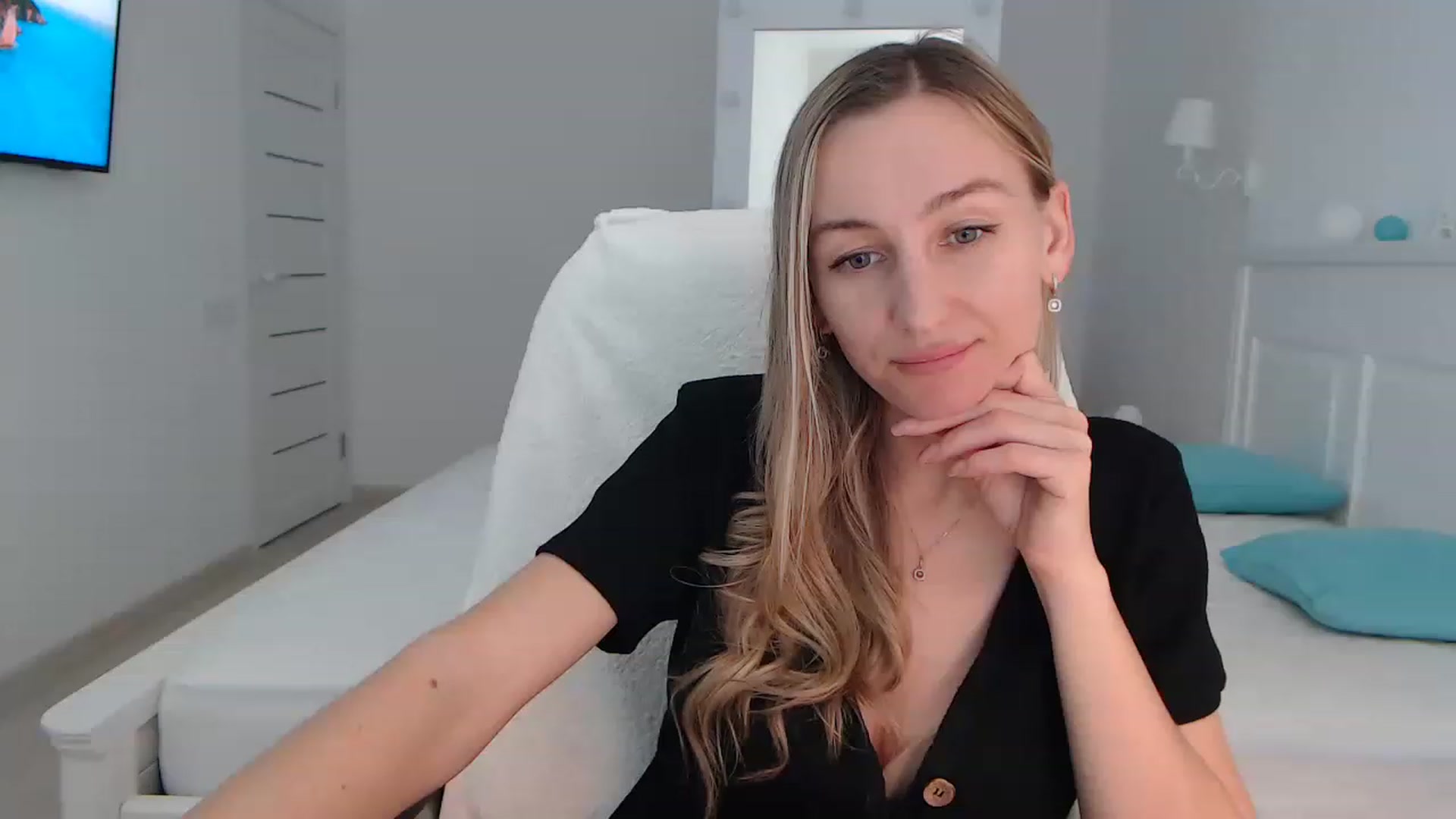 Gallery image thumbnail from YourSexyMilaX's myfreecams stream on, 06/17/2023, 14:48 image 13 of 20