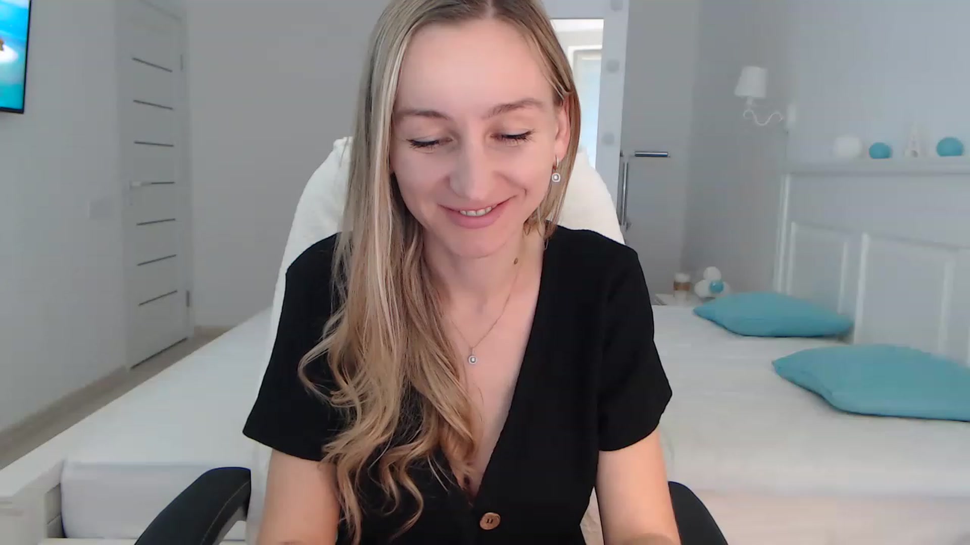 Gallery image thumbnail from YourSexyMilaX's myfreecams stream on, 06/17/2023, 14:48 image 18 of 20