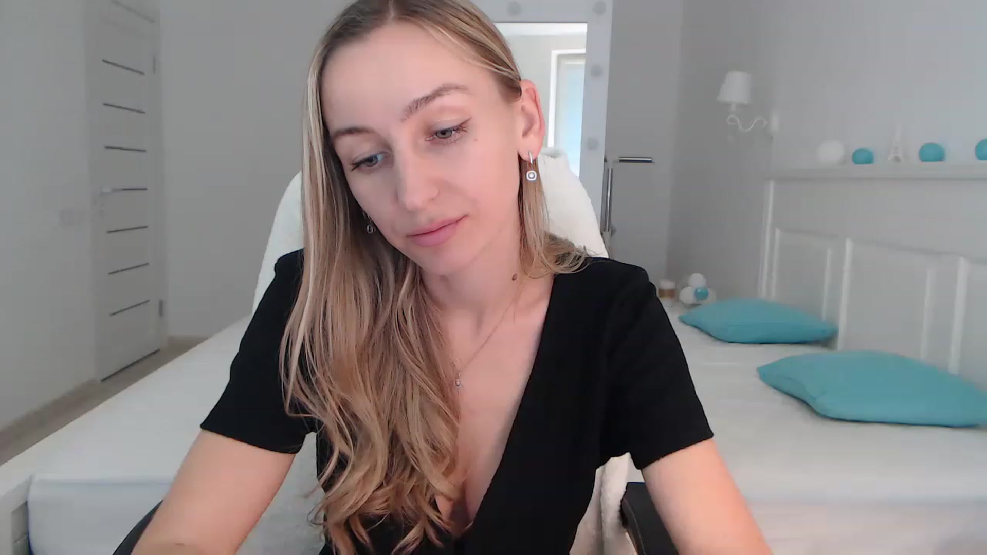 Gallery image thumbnail from YourSexyMilaX's myfreecams stream on, 06/17/2023, 14:48 image 8 of 20