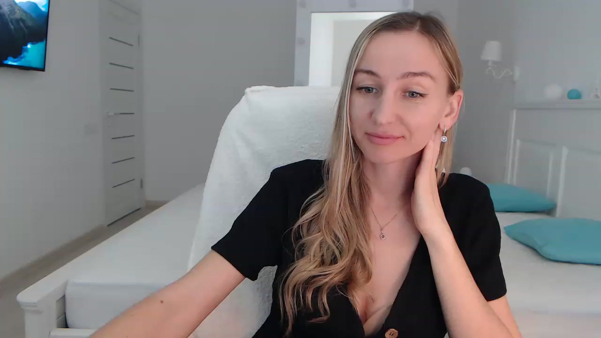 Gallery image thumbnail from YourSexyMilaX's myfreecams stream on, 06/17/2023, 14:48 image 14 of 20