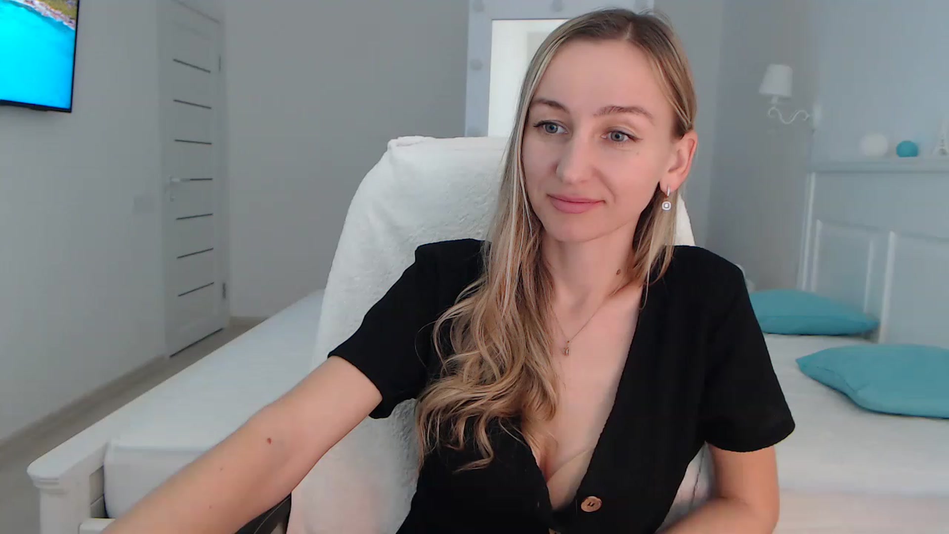 Gallery image thumbnail from YourSexyMilaX's myfreecams stream on, 06/17/2023, 14:48 image 15 of 20