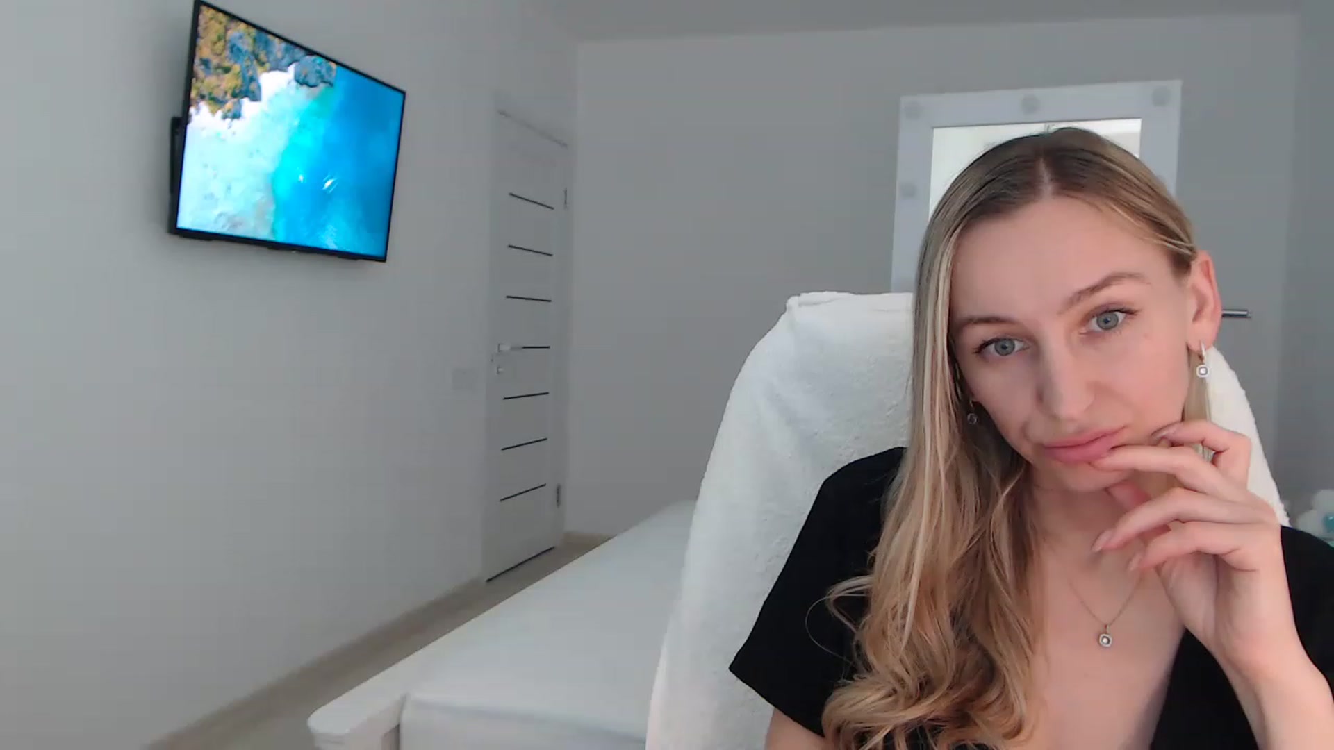 Gallery image thumbnail from YourSexyMilaX's myfreecams stream on, 06/17/2023, 14:48 image 11 of 20