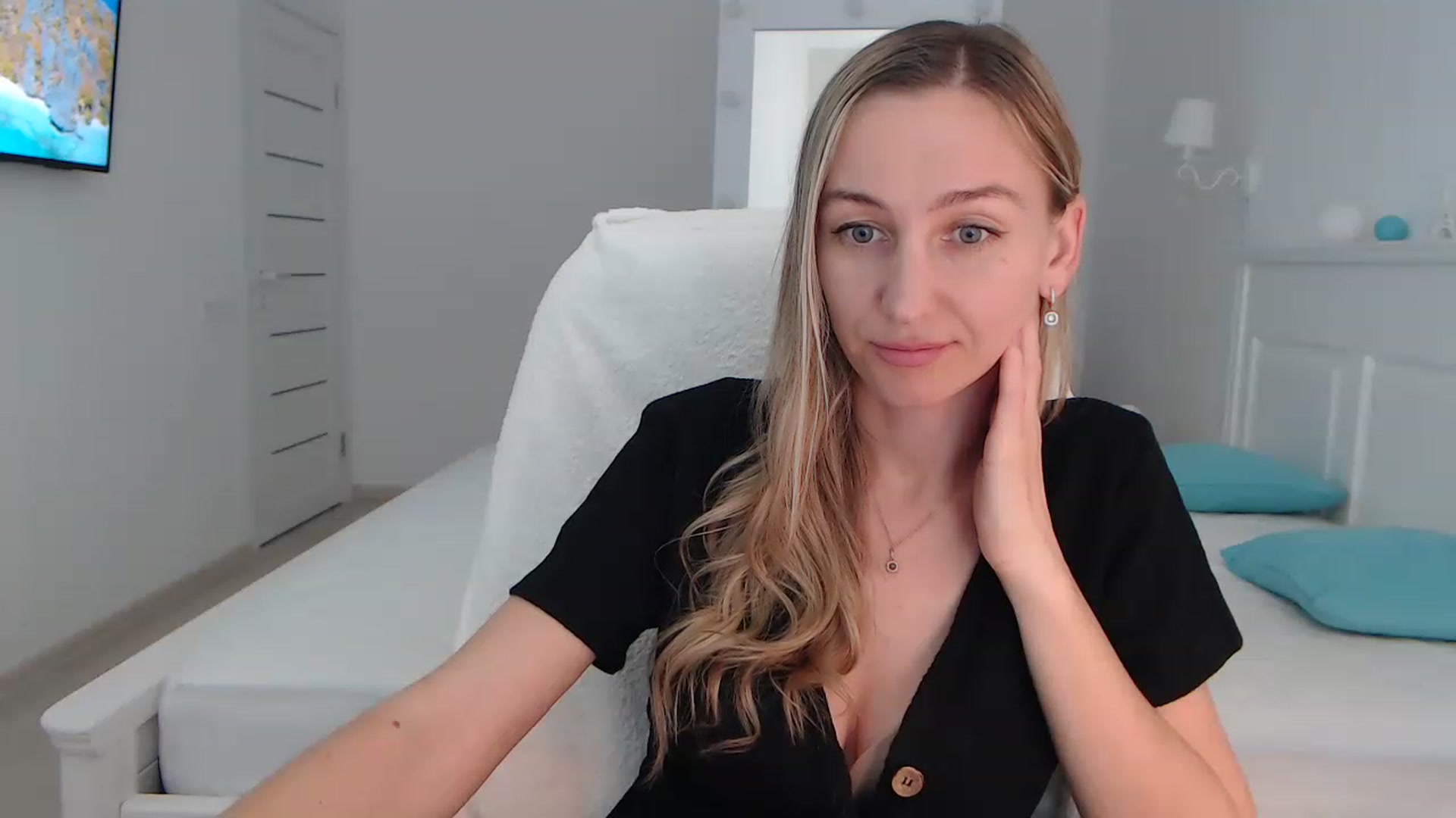 Gallery image thumbnail from YourSexyMilaX's myfreecams stream on, 06/17/2023, 14:48 image 12 of 20
