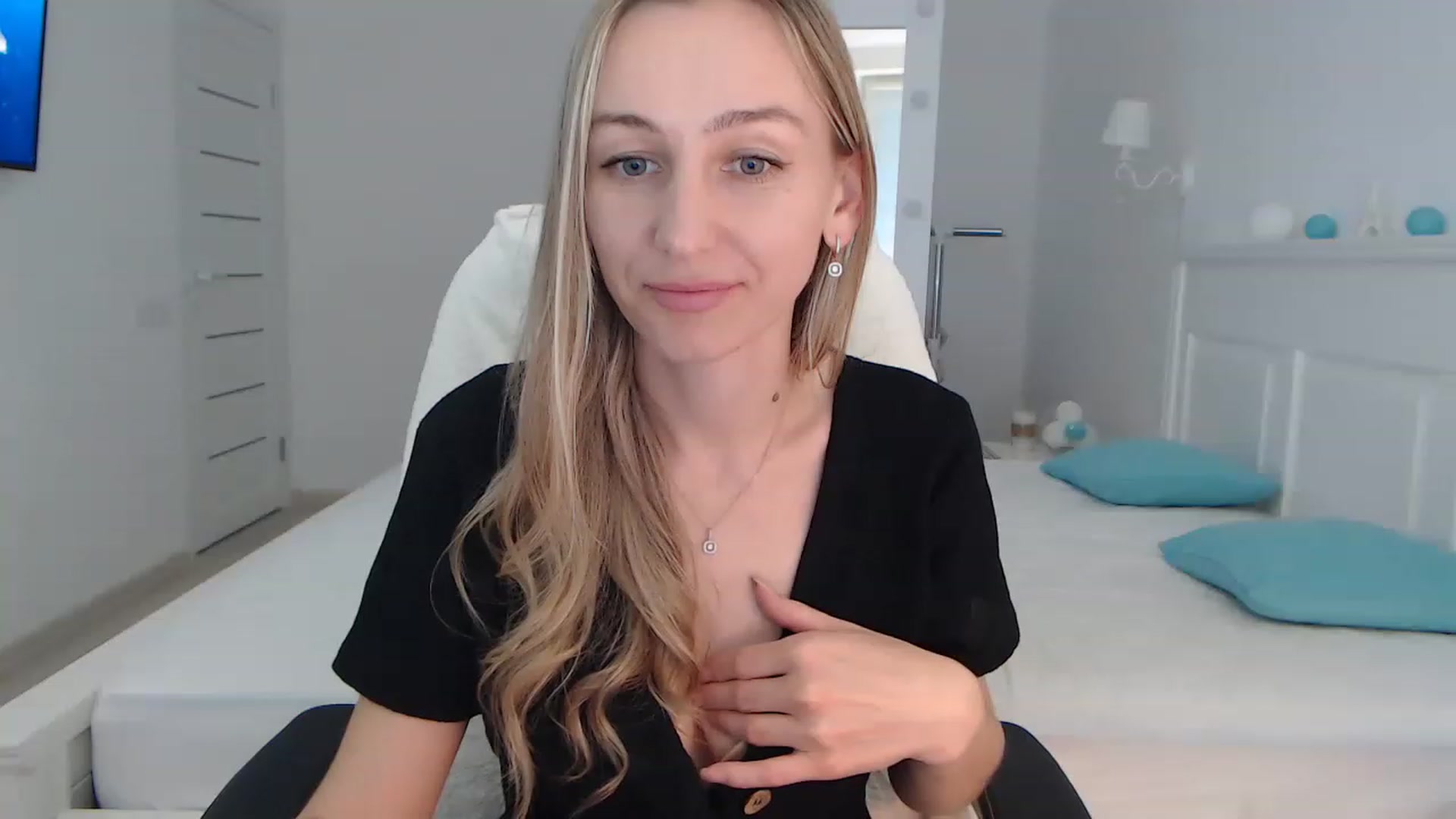 Gallery image thumbnail from YourSexyMilaX's myfreecams stream on, 06/17/2023, 14:48 image 19 of 20