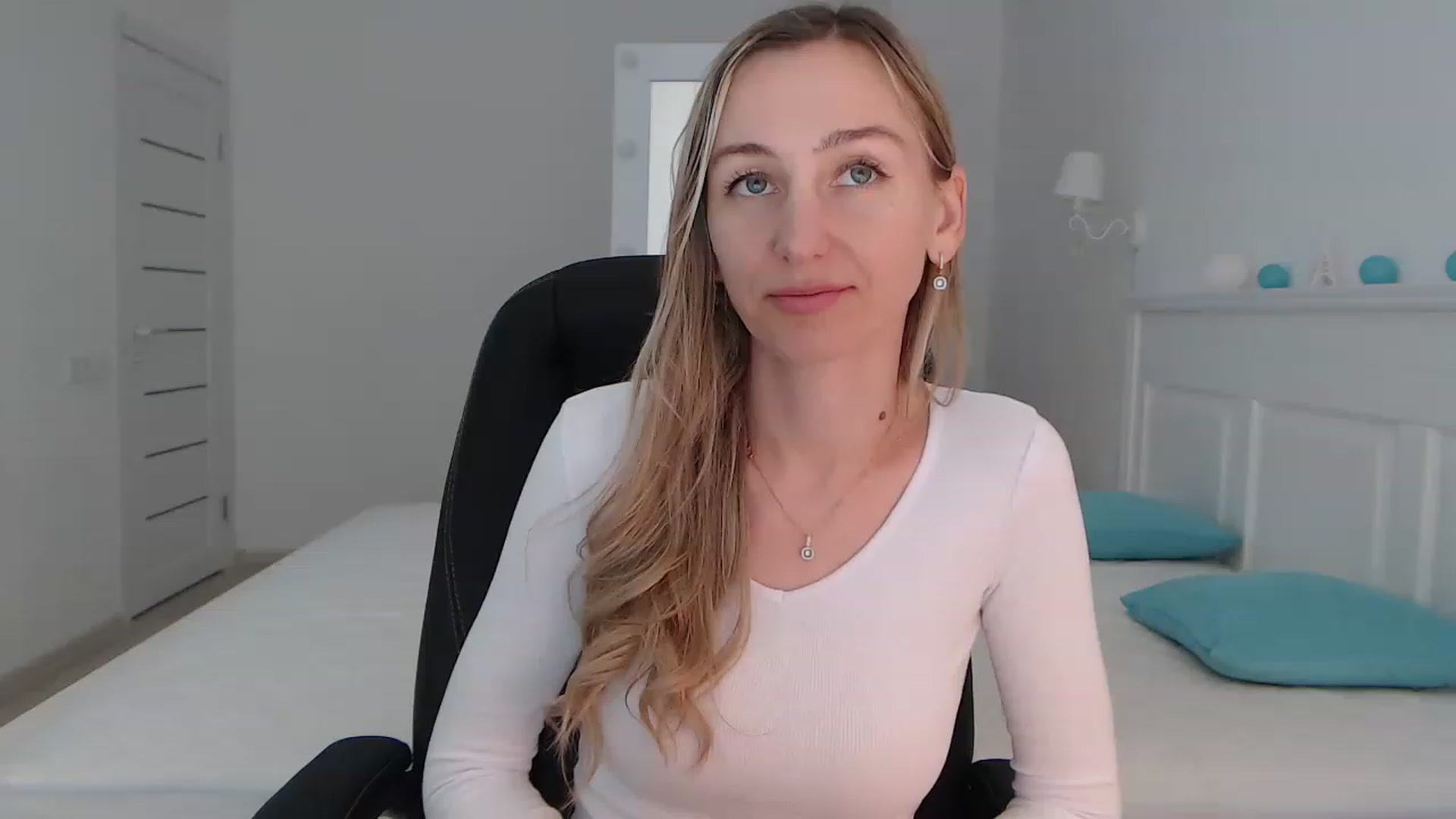 Gallery image thumbnail from YourSexyMilaX's myfreecams stream on, 06/17/2023, 16:10 image 6 of 20