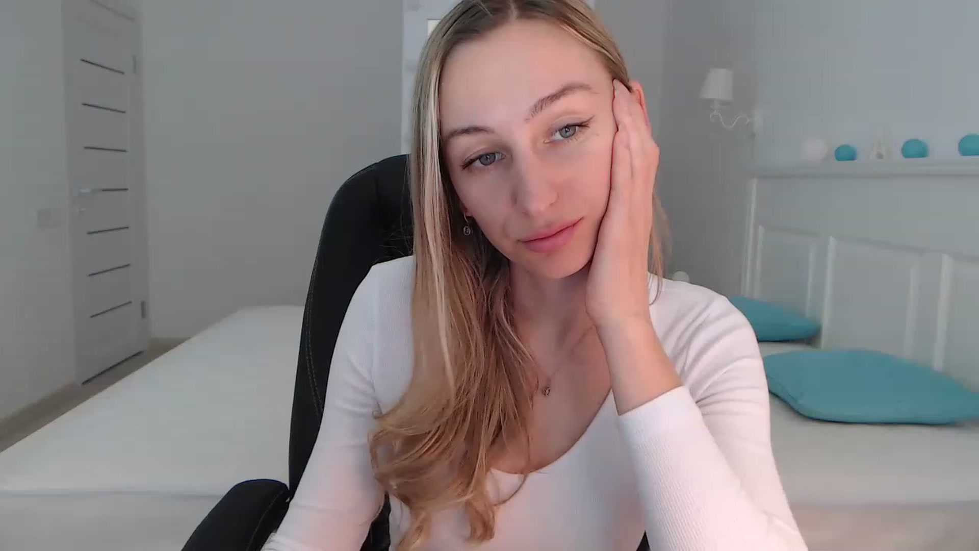 Gallery image thumbnail from YourSexyMilaX's myfreecams stream on, 06/17/2023, 16:10 image 17 of 20