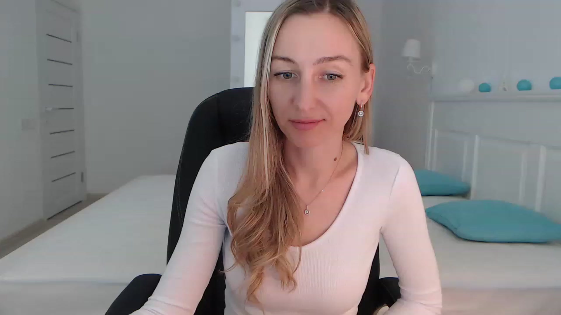 Gallery image thumbnail from YourSexyMilaX's myfreecams stream on, 06/17/2023, 16:10 image 19 of 20