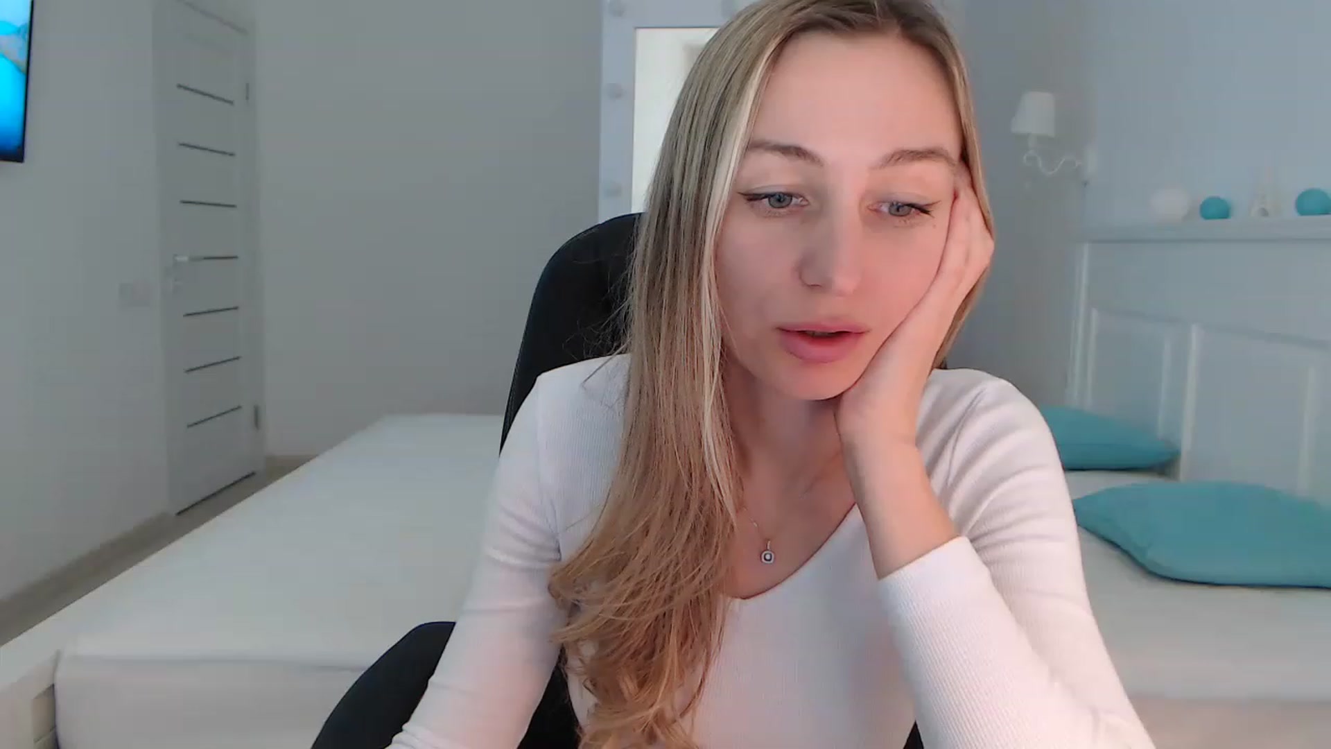 Gallery image thumbnail from YourSexyMilaX's myfreecams stream on, 06/17/2023, 16:10 image 16 of 20