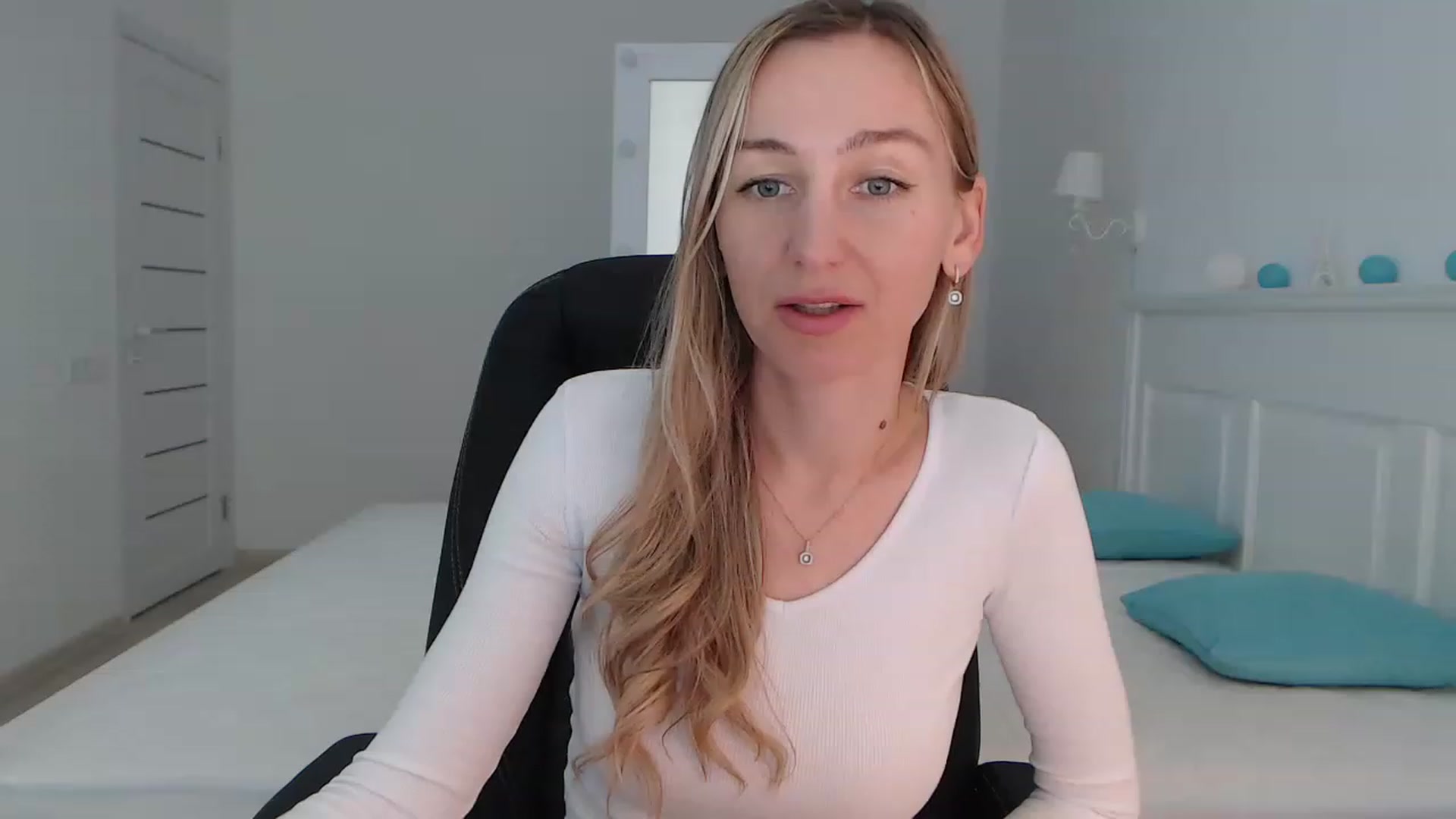 Gallery image thumbnail from YourSexyMilaX's myfreecams stream on, 06/17/2023, 16:10 image 5 of 20