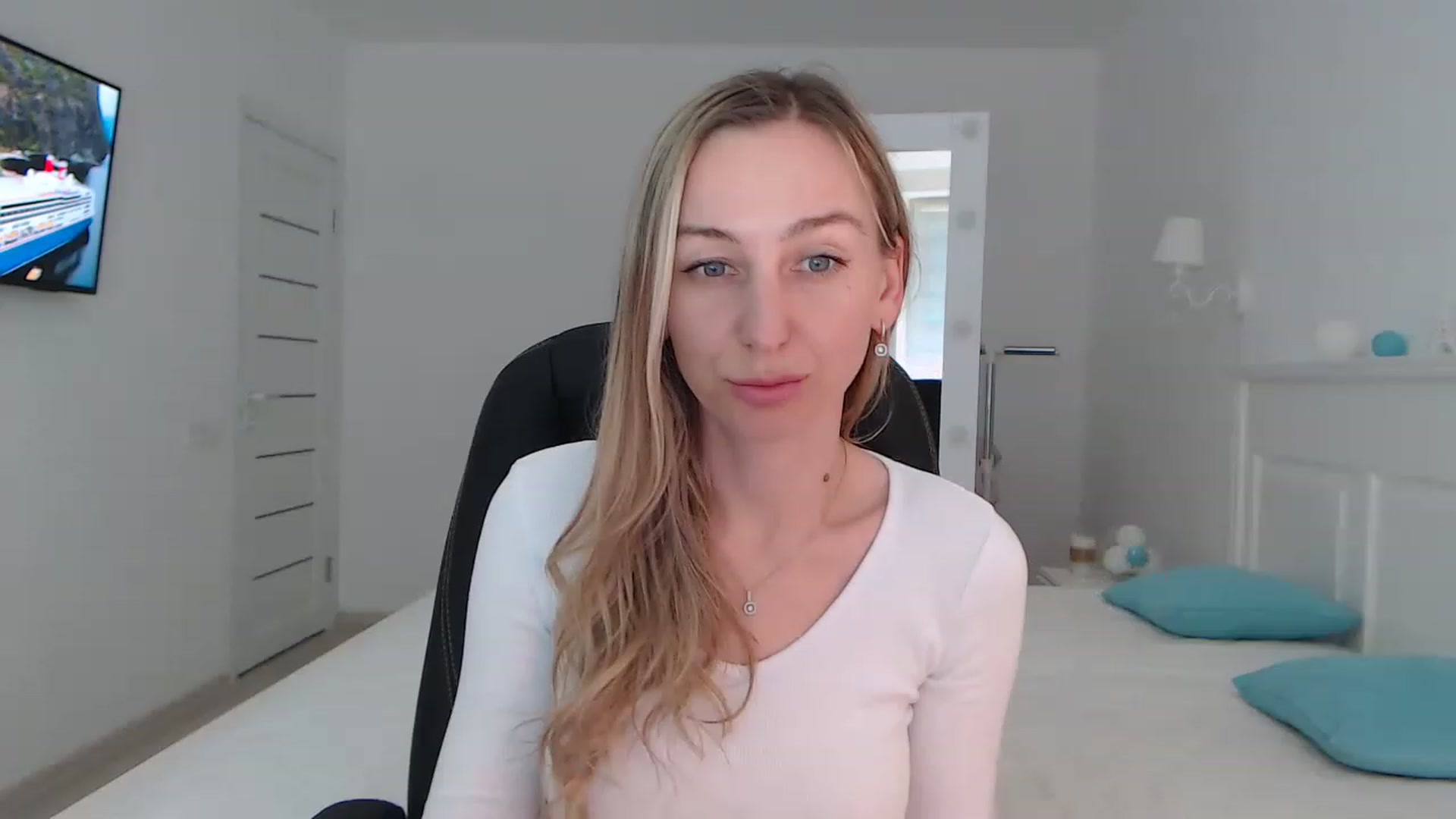 Gallery image thumbnail from YourSexyMilaX's myfreecams stream on, 06/17/2023, 16:10 image 13 of 20