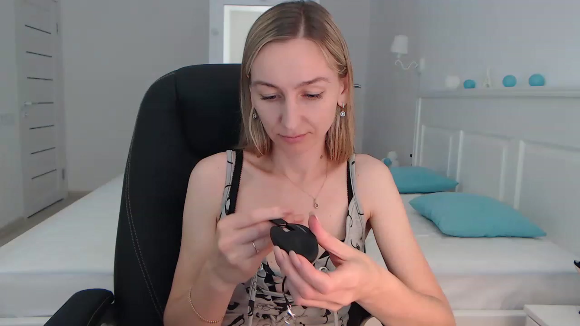 Gallery image thumbnail from YourSexyMilaX's myfreecams stream on, 06/18/2023, 14:34 image 7 of 20