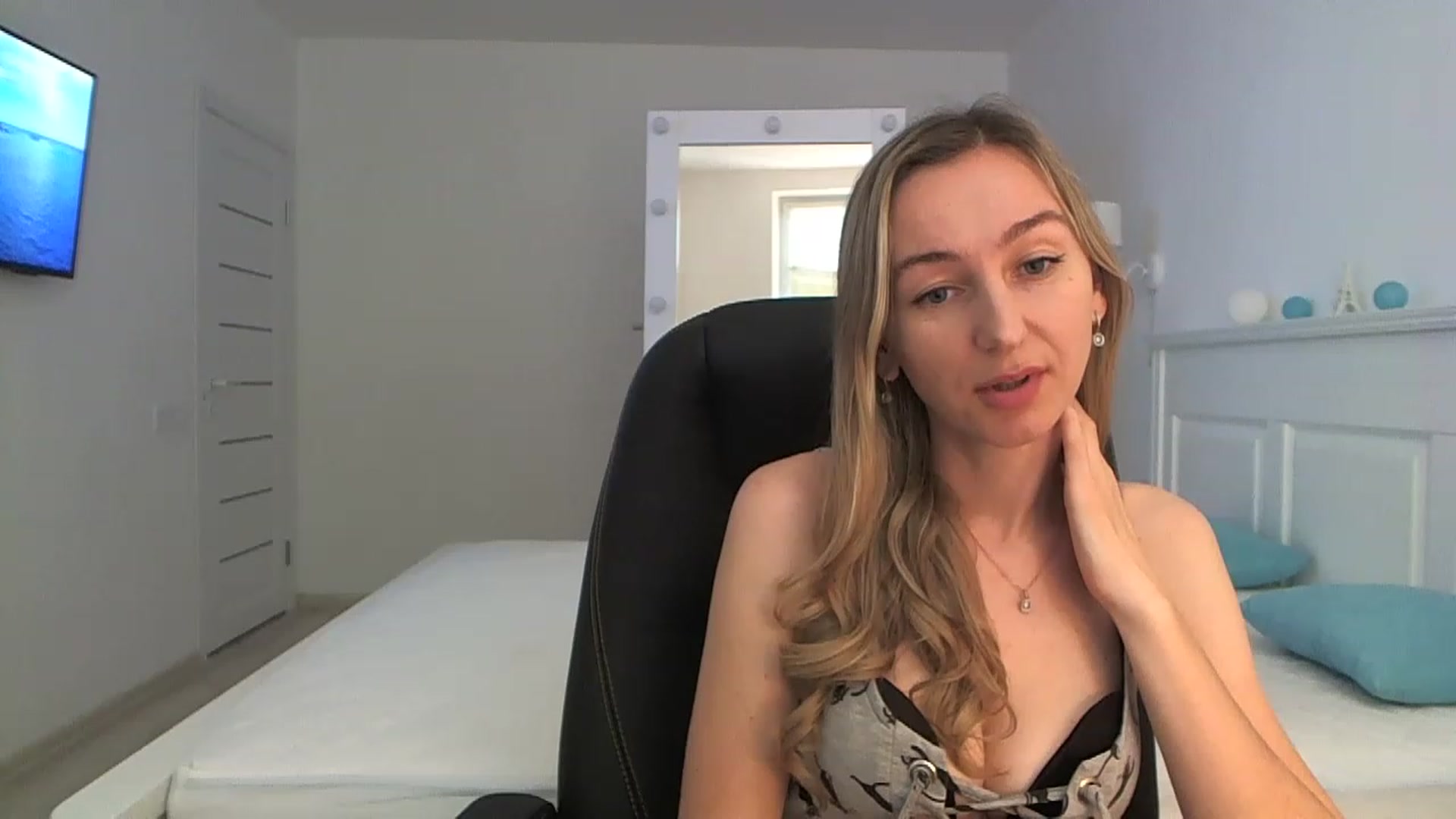 Gallery image thumbnail from YourSexyMilaX's myfreecams stream on, 06/19/2023, 09:48 image 17 of 20