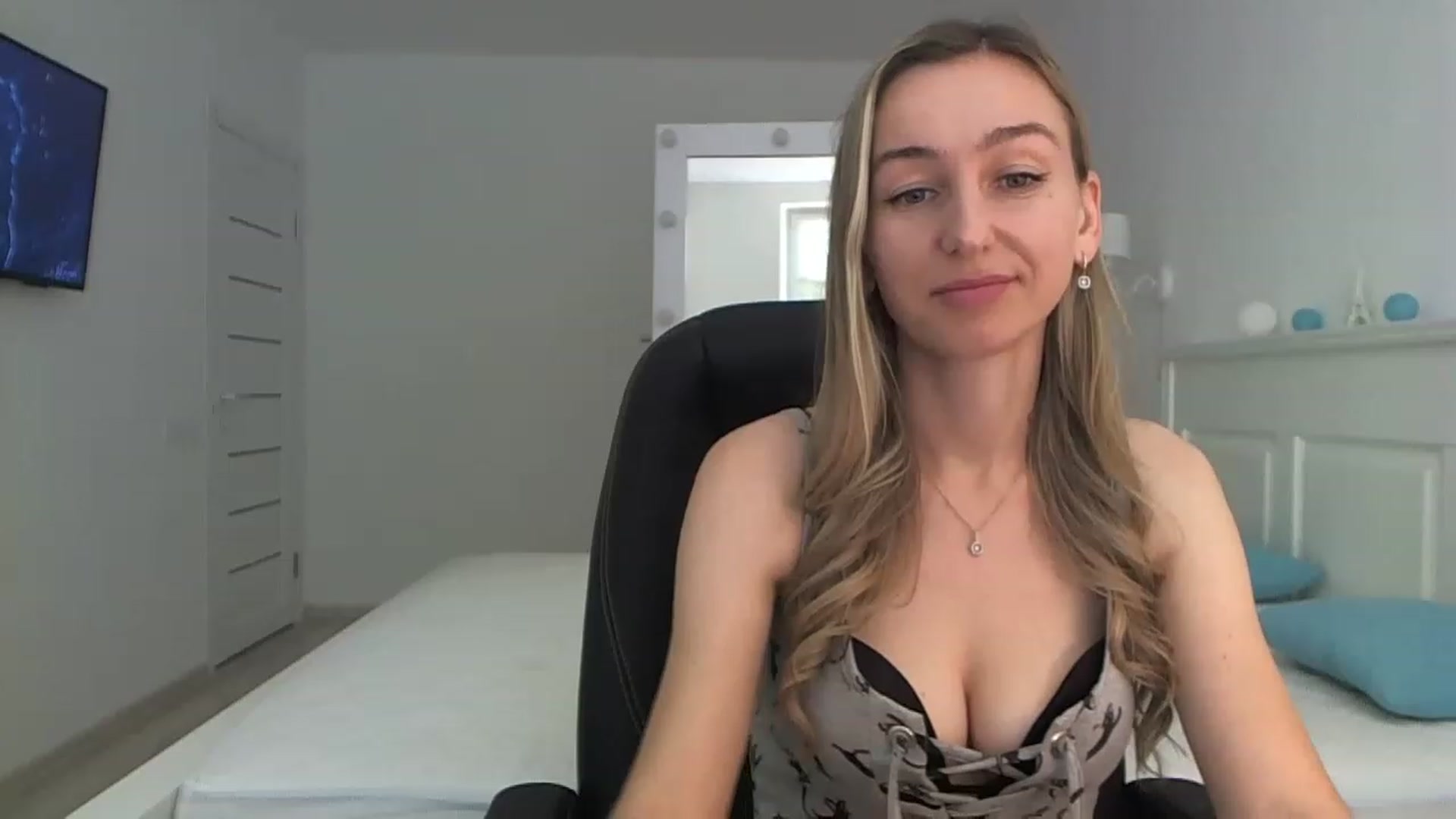 Gallery image thumbnail from YourSexyMilaX's myfreecams stream on, 06/19/2023, 10:28 image 14 of 20
