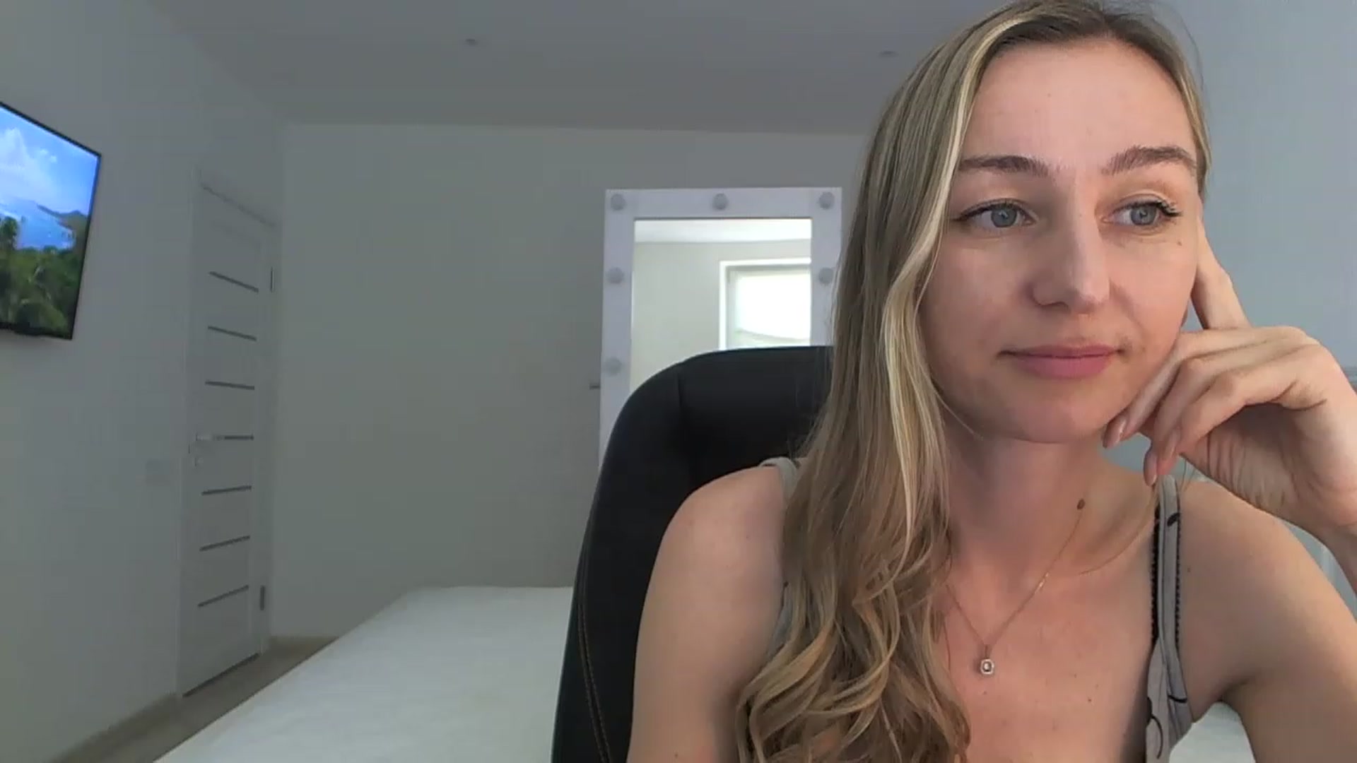 Gallery image thumbnail from YourSexyMilaX's myfreecams stream on, 06/19/2023, 10:28 image 7 of 20