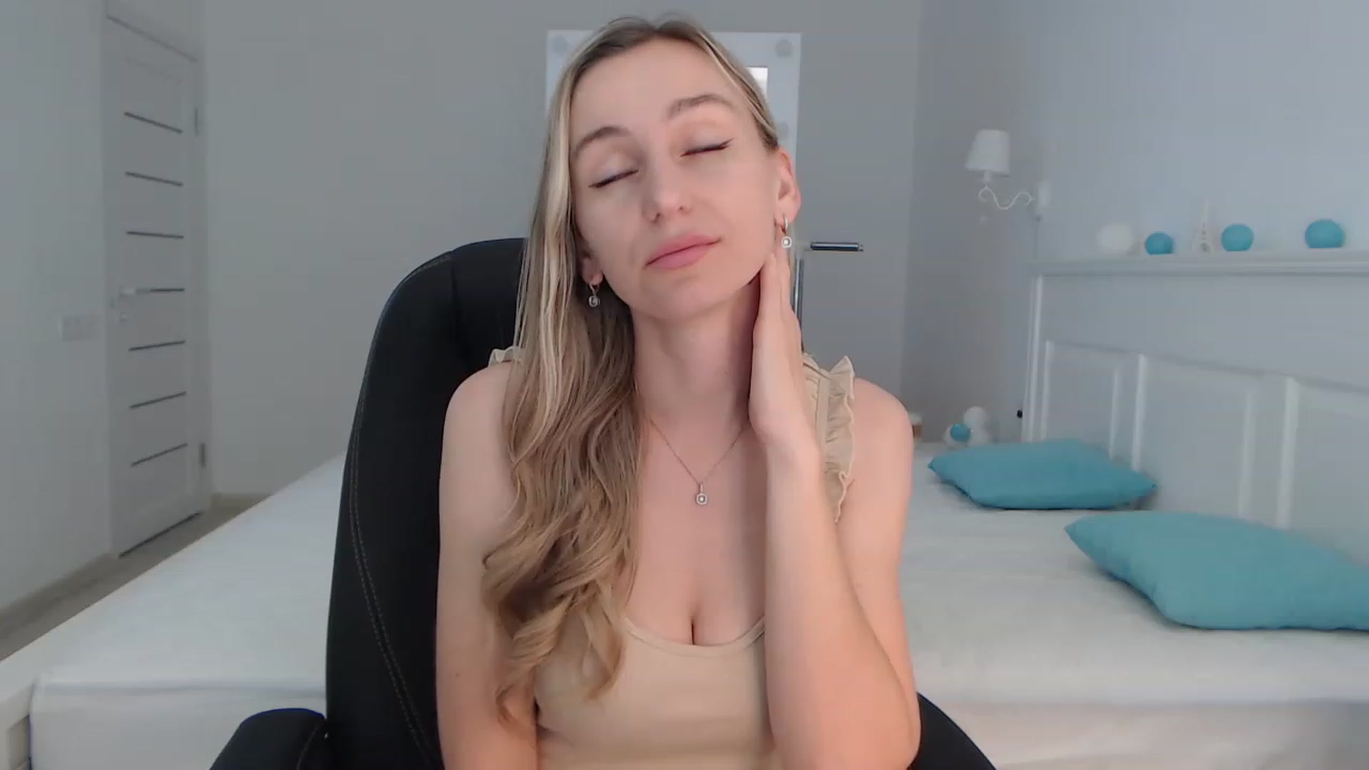 Gallery image thumbnail from YourSexyMilaX's myfreecams stream on, 06/19/2023, 14:57 image 5 of 20