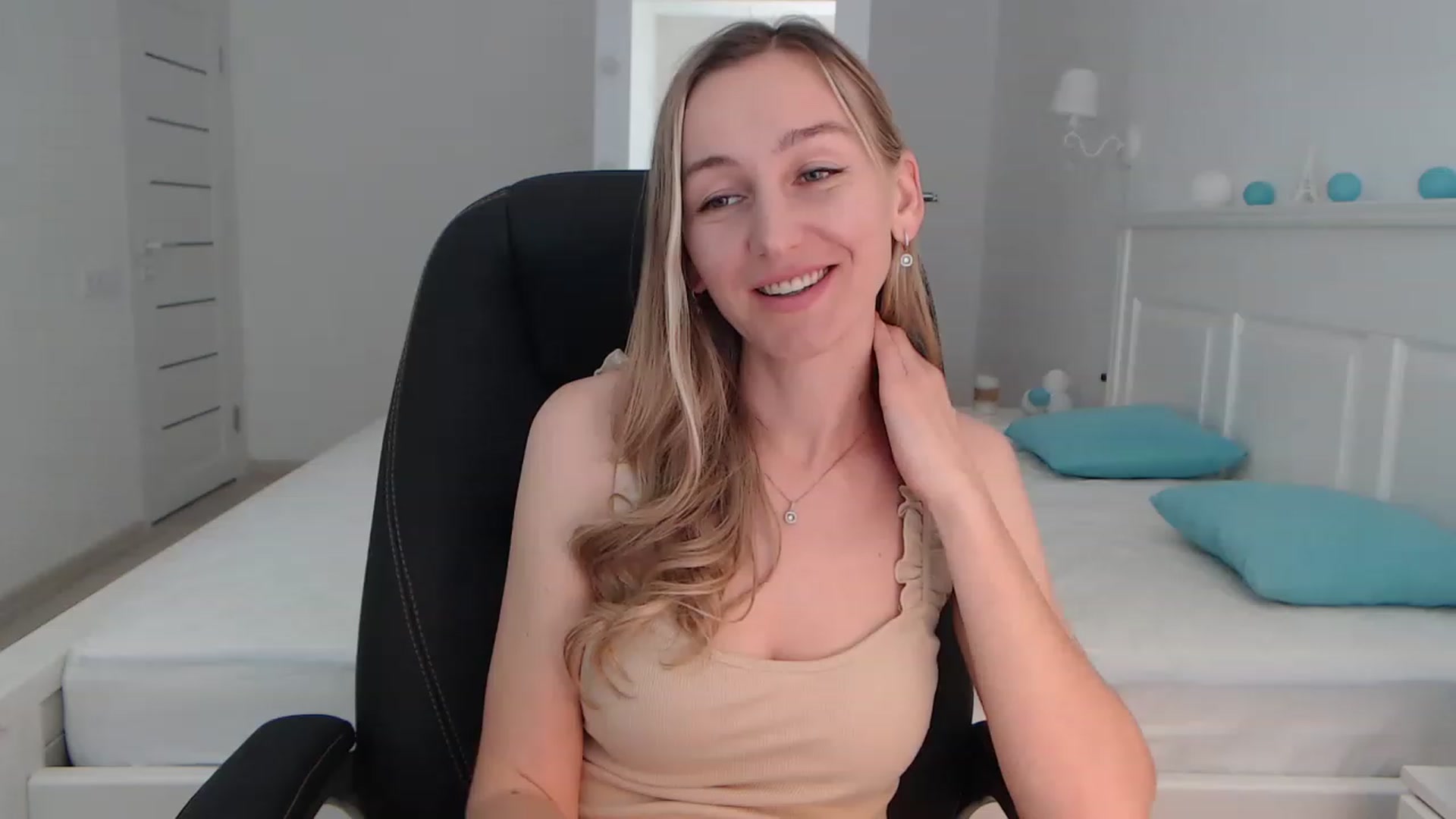 Gallery image thumbnail from YourSexyMilaX's myfreecams stream on, 06/19/2023, 14:57 image 14 of 20