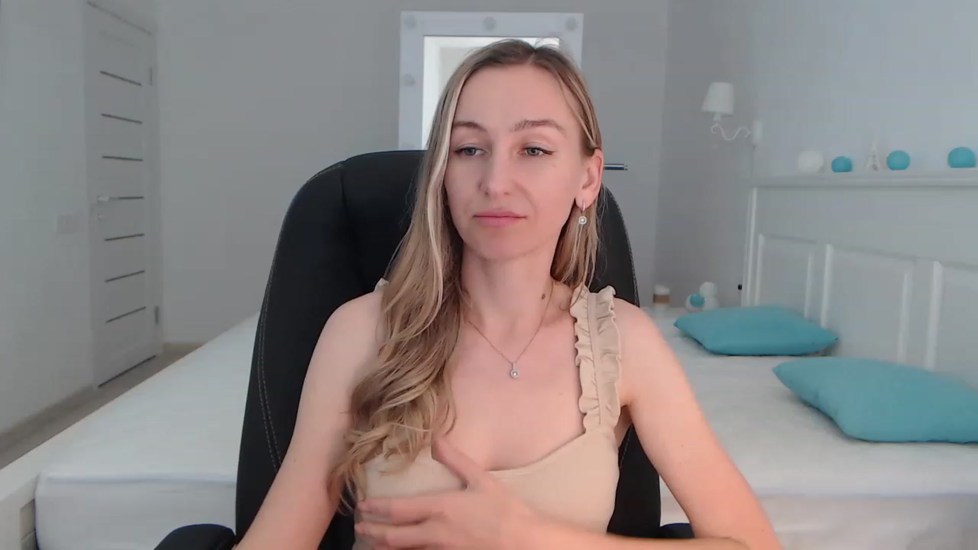 Gallery image thumbnail from YourSexyMilaX's myfreecams stream on, 06/19/2023, 14:57 image 12 of 20