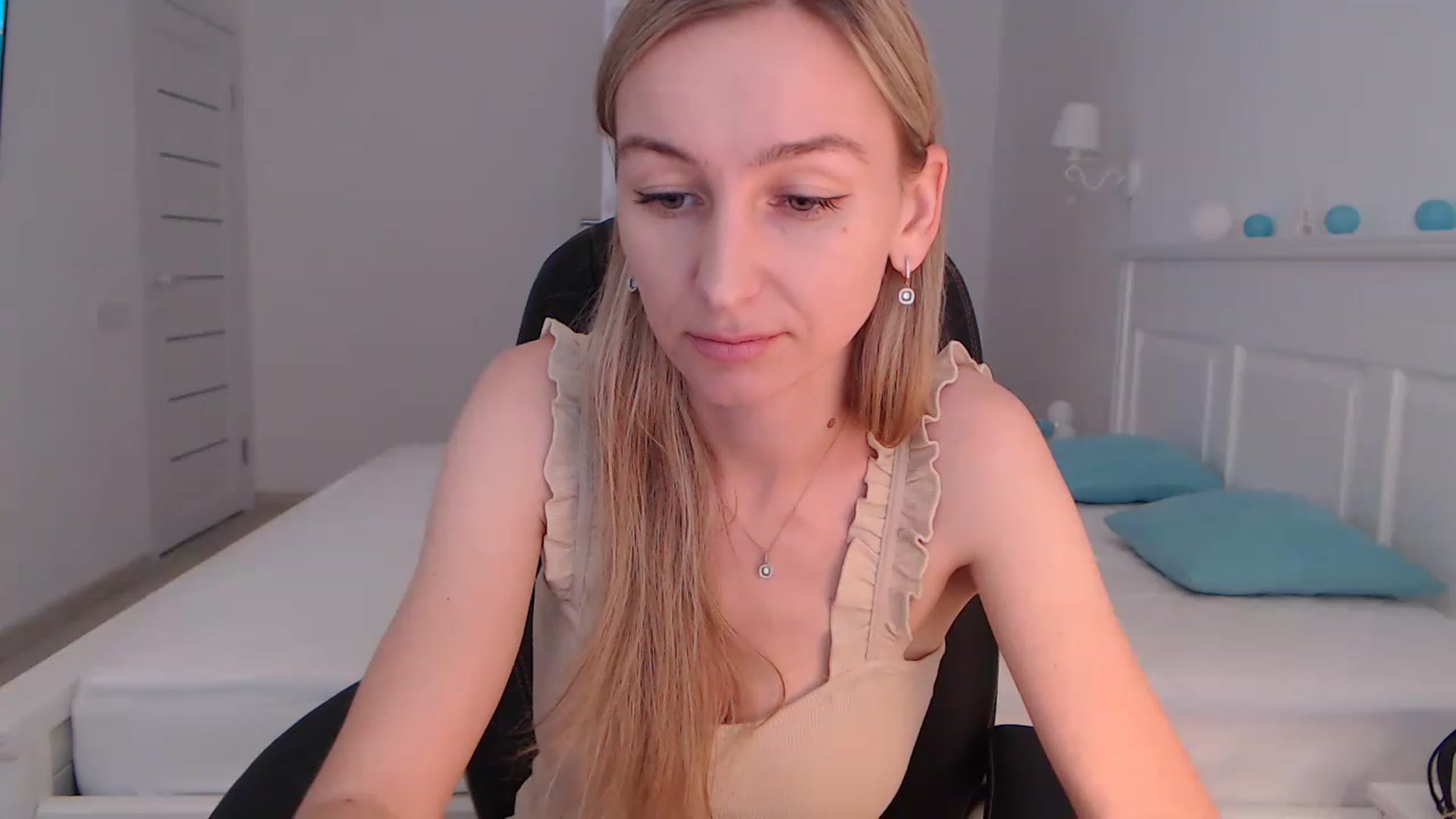 Gallery image thumbnail from YourSexyMilaX's myfreecams stream on, 06/20/2023, 11:22 image 9 of 20