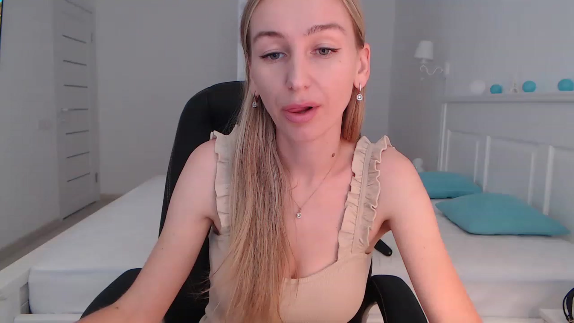 Gallery image thumbnail from YourSexyMilaX's myfreecams stream on, 06/20/2023, 11:22 image 7 of 20