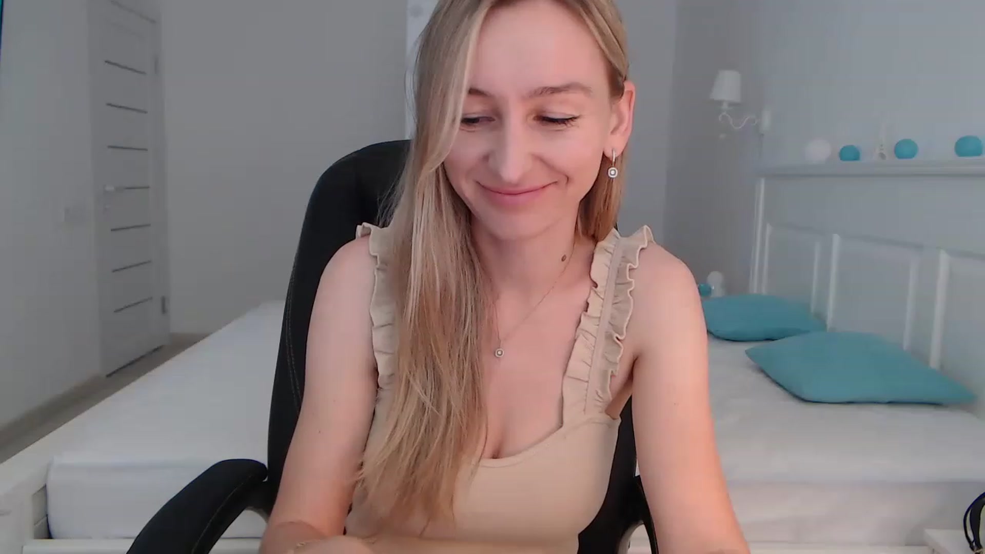 Gallery image thumbnail from YourSexyMilaX's myfreecams stream on, 06/20/2023, 11:22 image 6 of 20