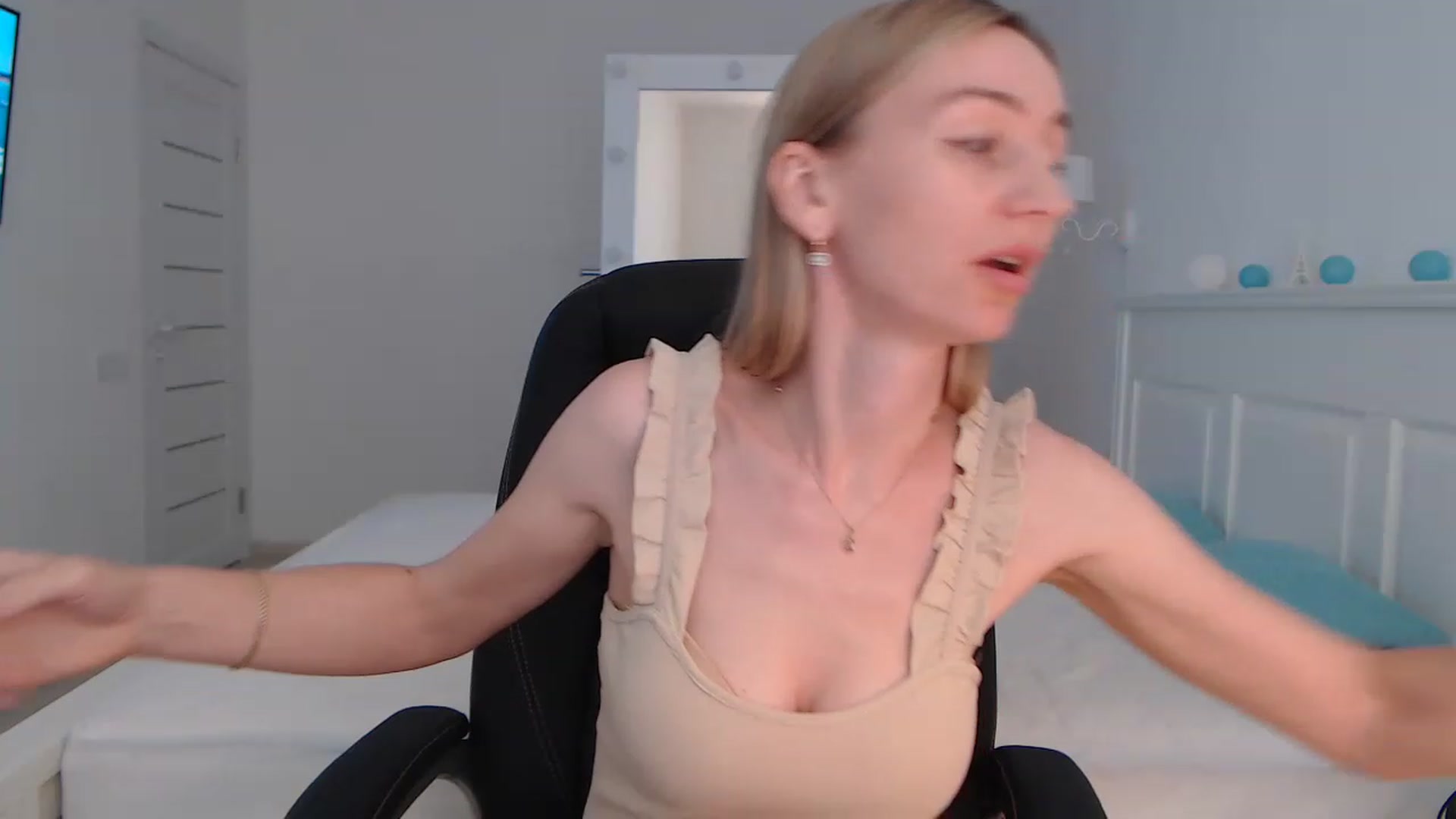 Gallery image thumbnail from YourSexyMilaX's myfreecams stream on, 06/20/2023, 11:22 image 11 of 20