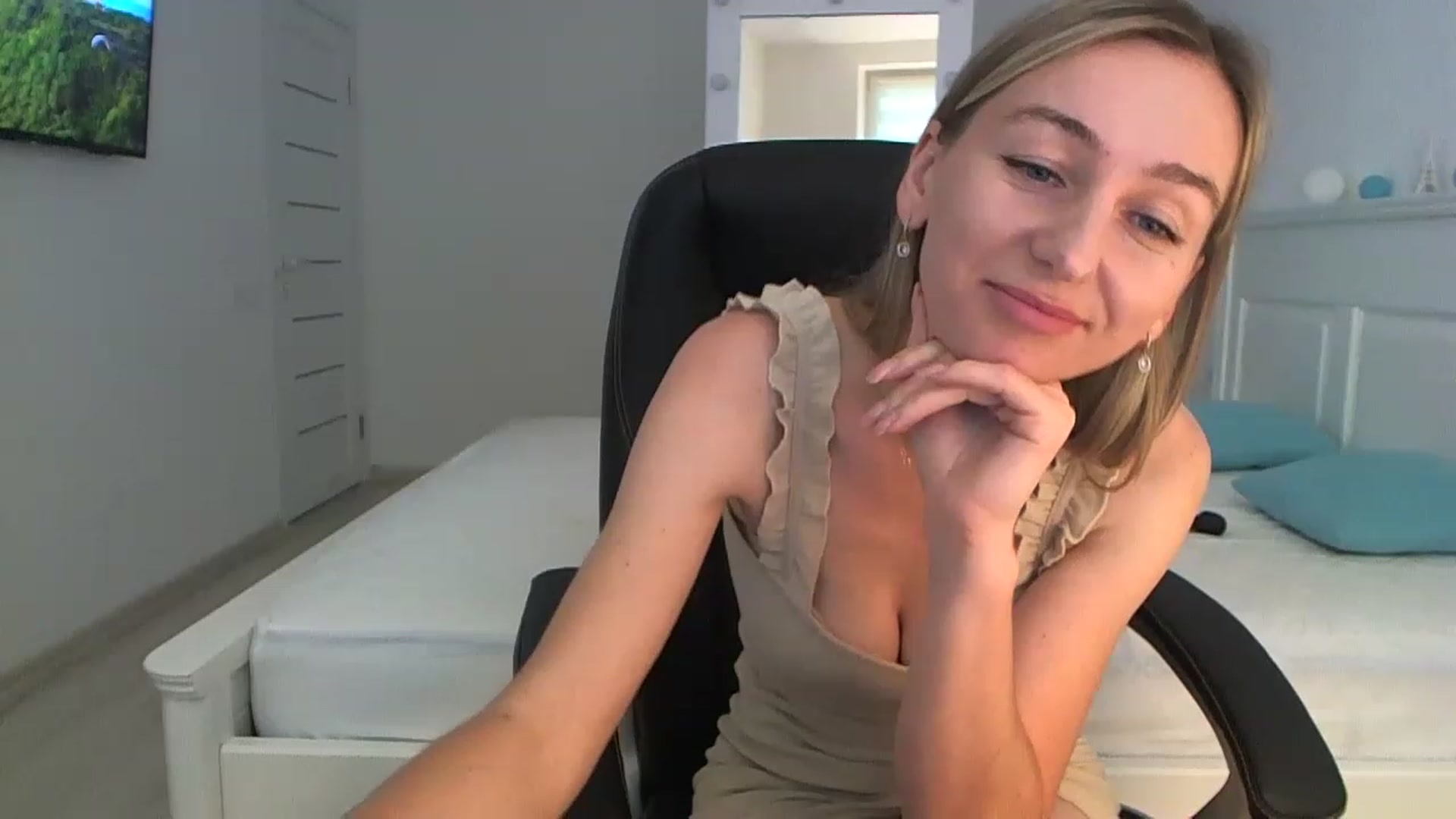 Gallery image thumbnail from YourSexyMilaX's myfreecams stream on, 06/20/2023, 12:28 image 16 of 20