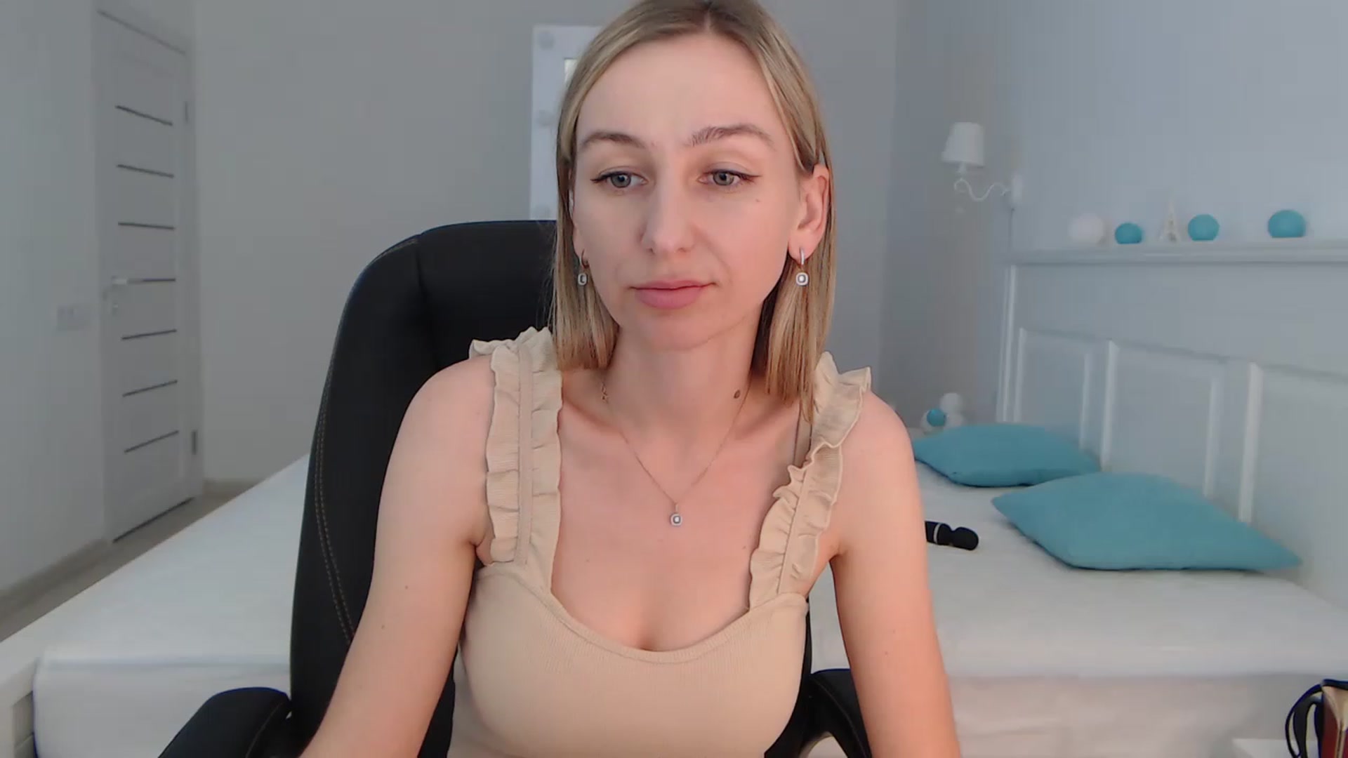 Gallery image thumbnail from YourSexyMilaX's myfreecams stream on, 06/20/2023, 15:52 image 10 of 20