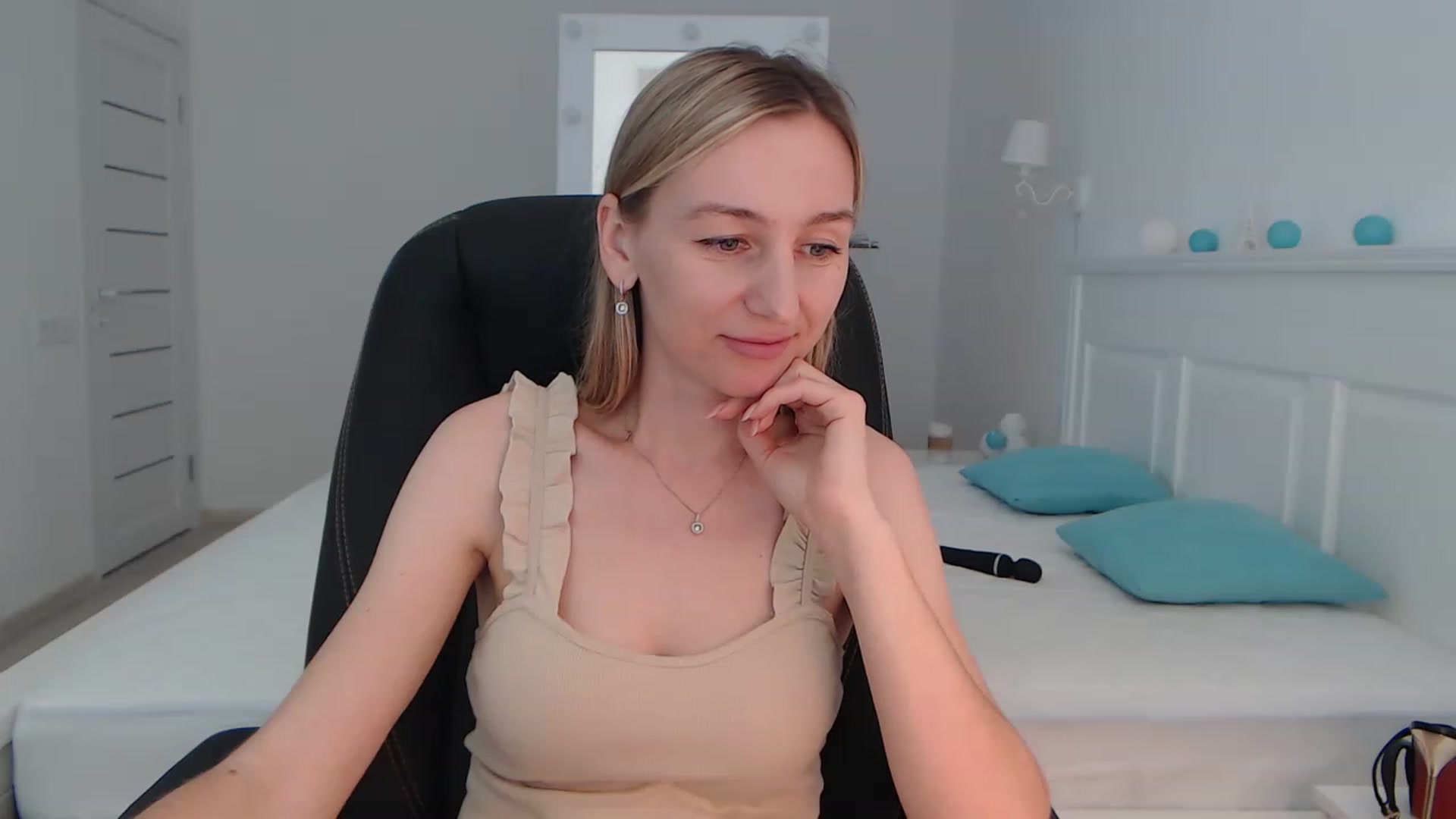 Gallery image thumbnail from YourSexyMilaX's myfreecams stream on, 06/20/2023, 15:52 image 16 of 20