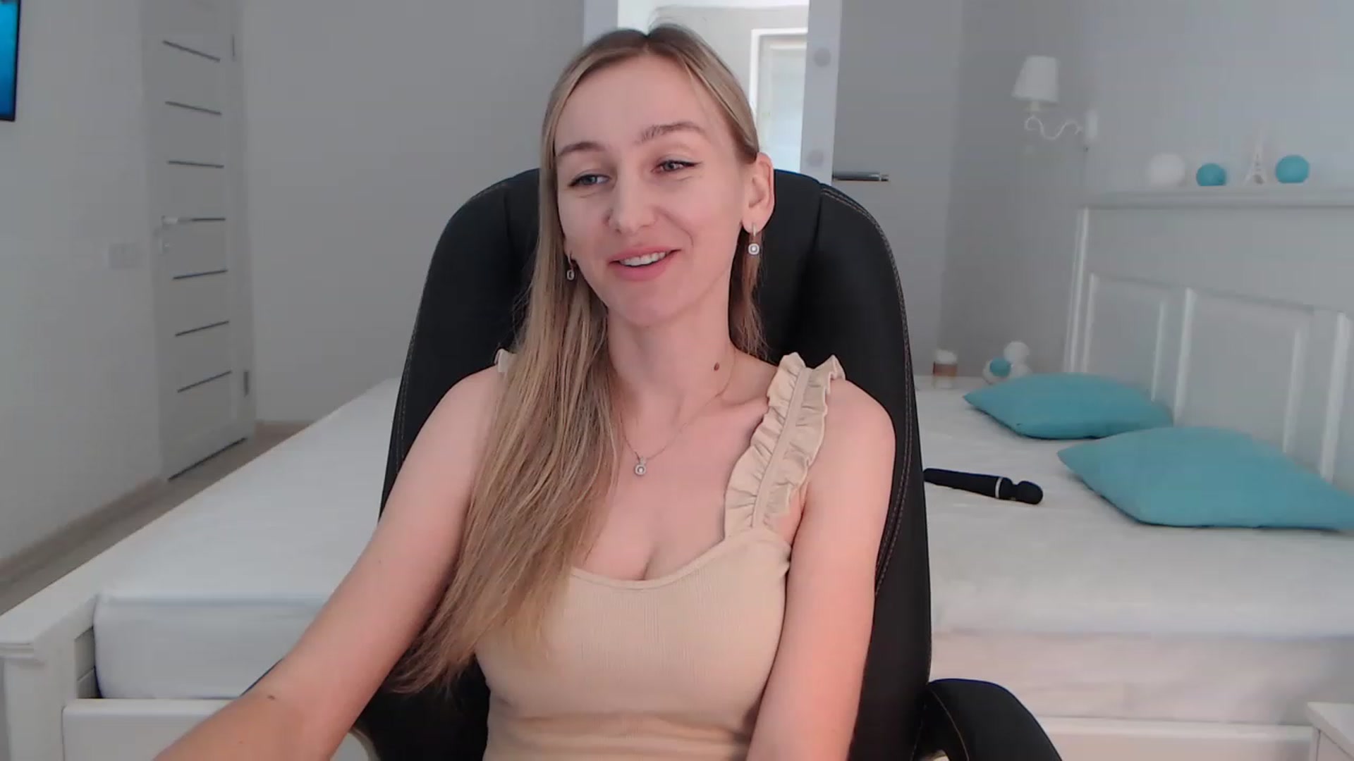 Gallery image thumbnail from YourSexyMilaX's myfreecams stream on, 06/20/2023, 15:52 image 1 of 20