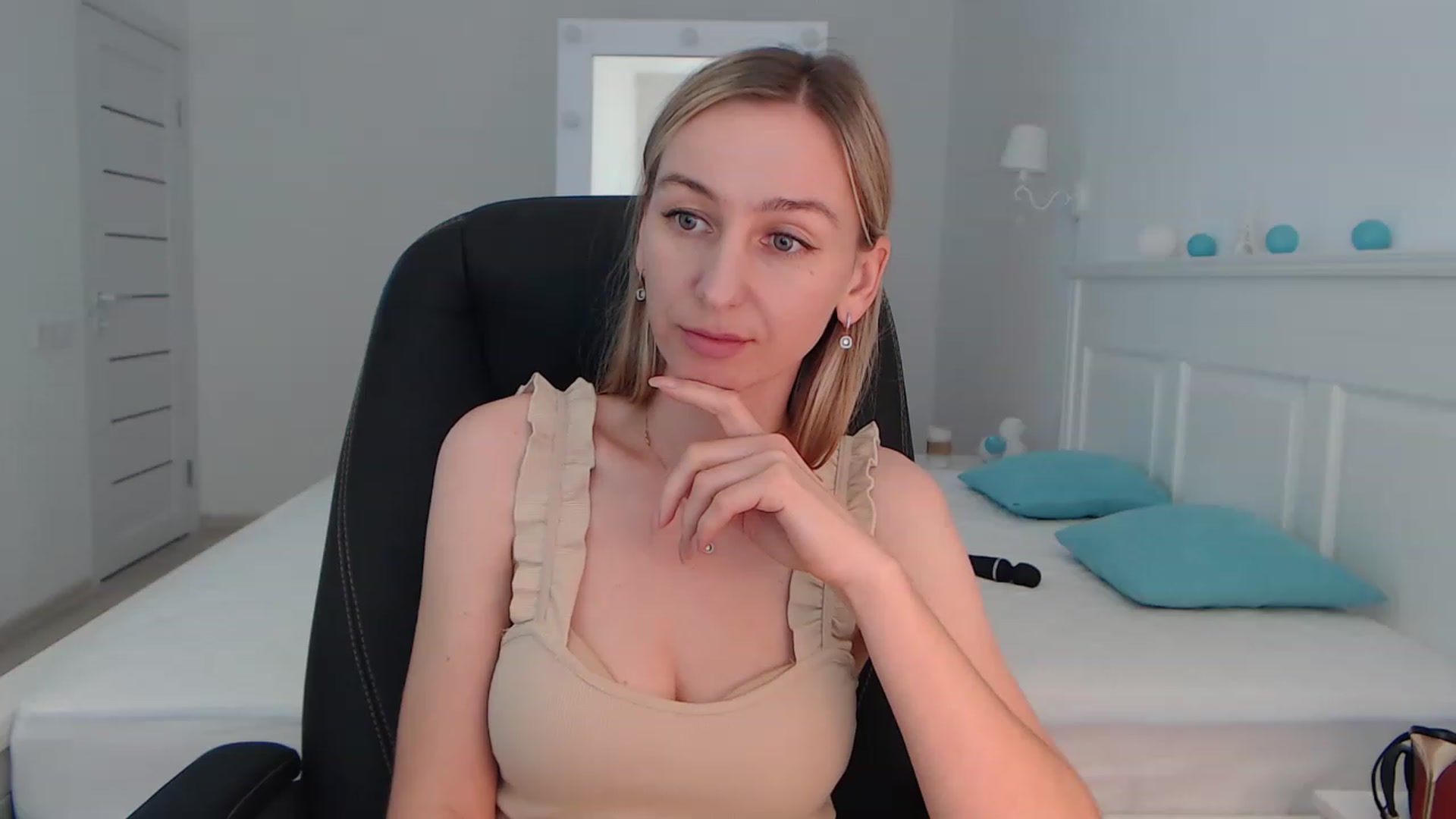 Gallery image thumbnail from YourSexyMilaX's myfreecams stream on, 06/20/2023, 15:52 image 15 of 20
