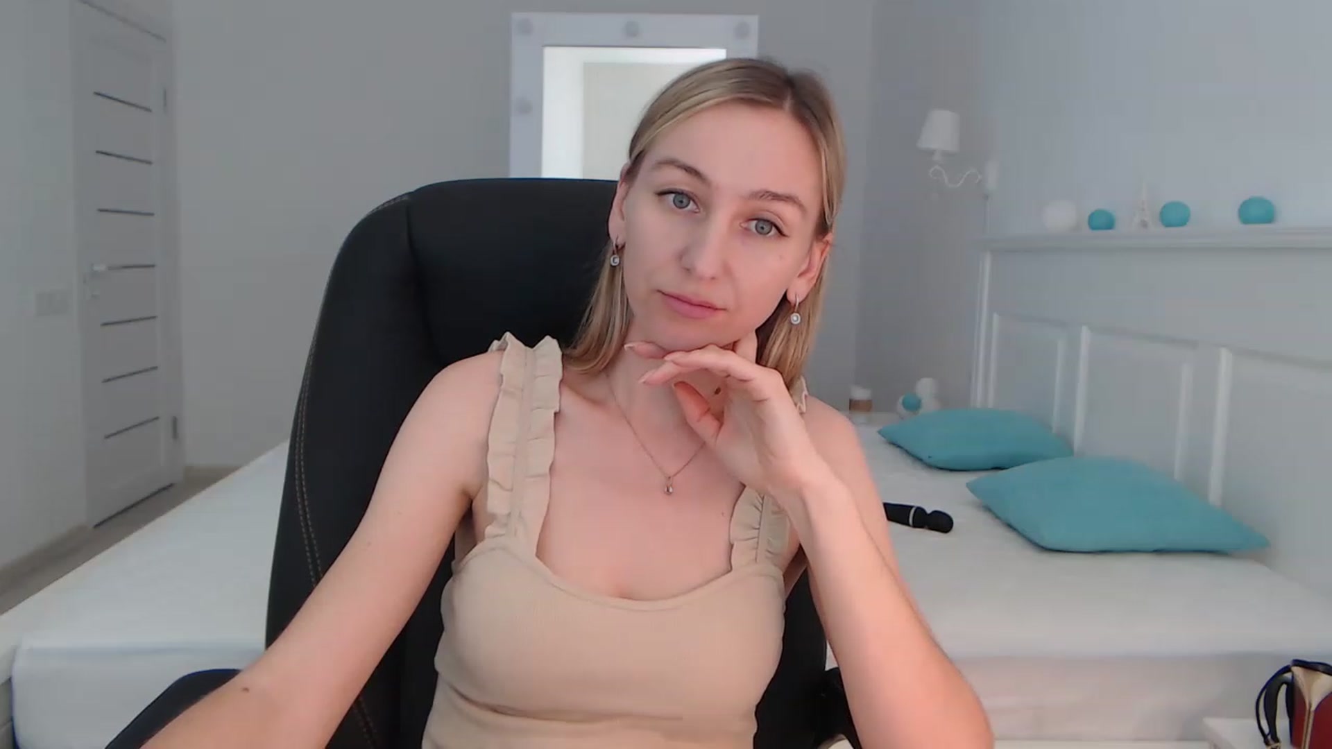 Gallery image thumbnail from YourSexyMilaX's myfreecams stream on, 06/20/2023, 15:52 image 17 of 20