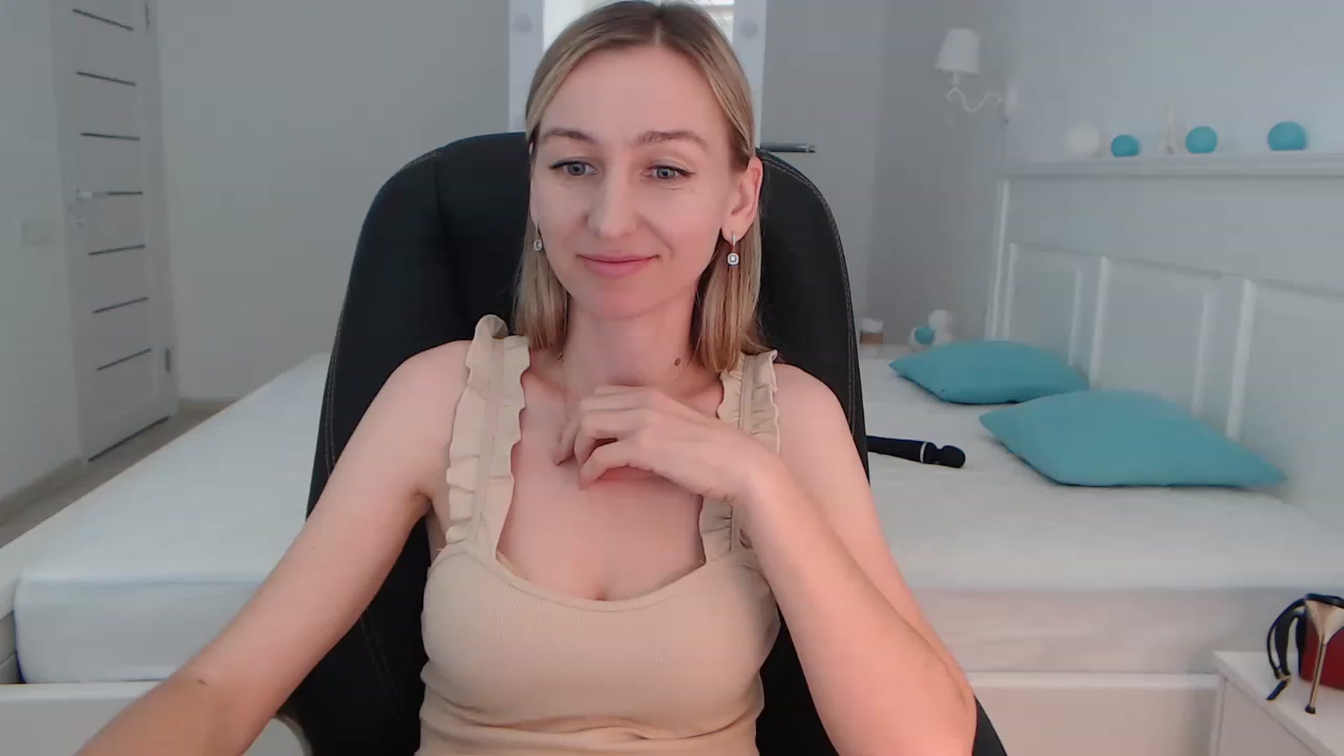 Gallery image thumbnail from YourSexyMilaX's myfreecams stream on, 06/20/2023, 15:52 image 6 of 20