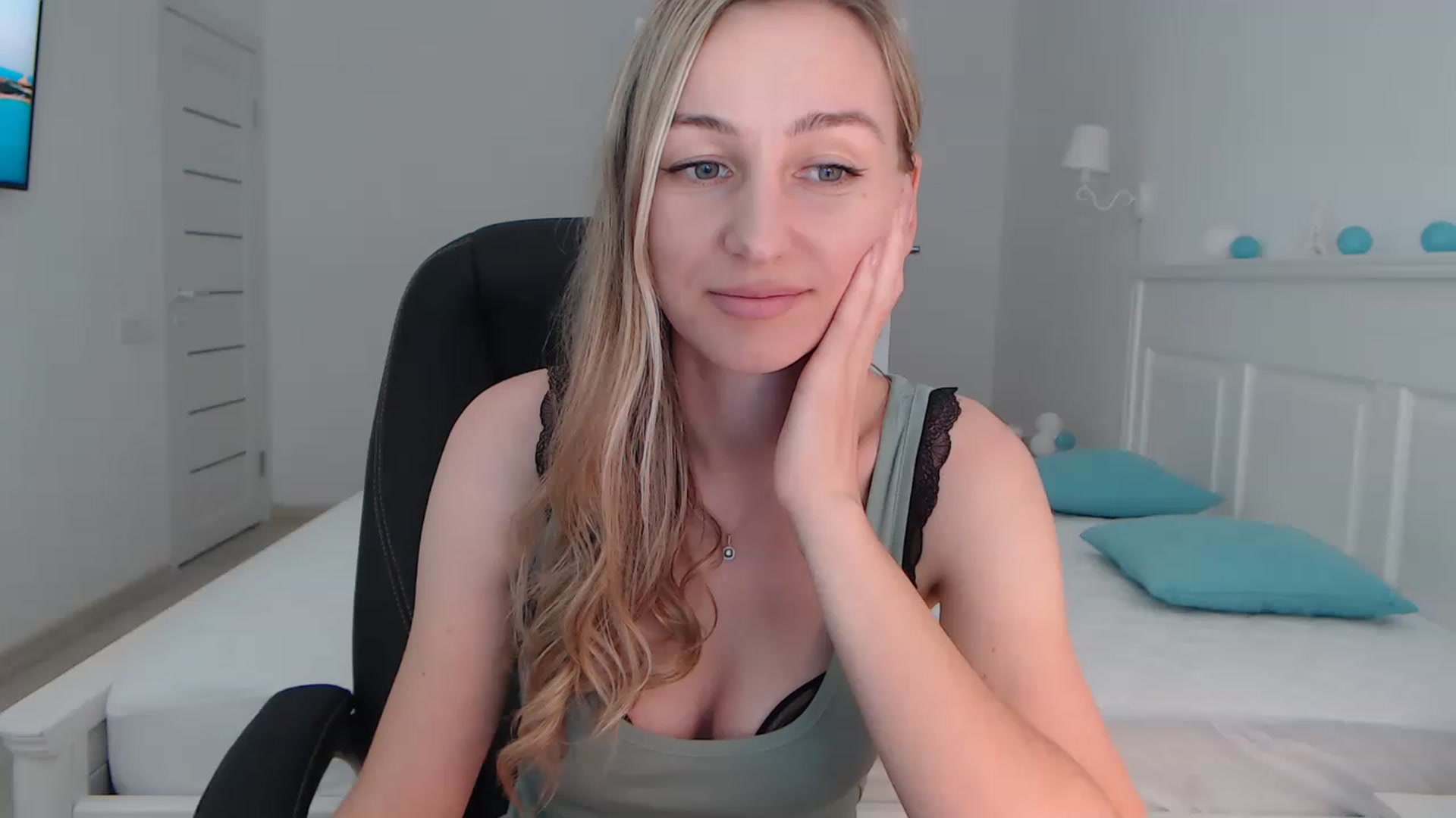Gallery image thumbnail from YourSexyMilaX's myfreecams stream on, 06/25/2023, 12:10 image 12 of 20