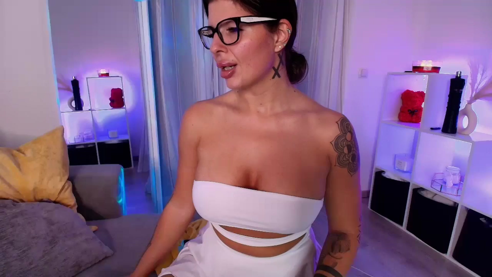 Gallery image thumbnail from Your_Chloe's myfreecams stream on, 10/12/2024, 22:02 image 16 of 20
