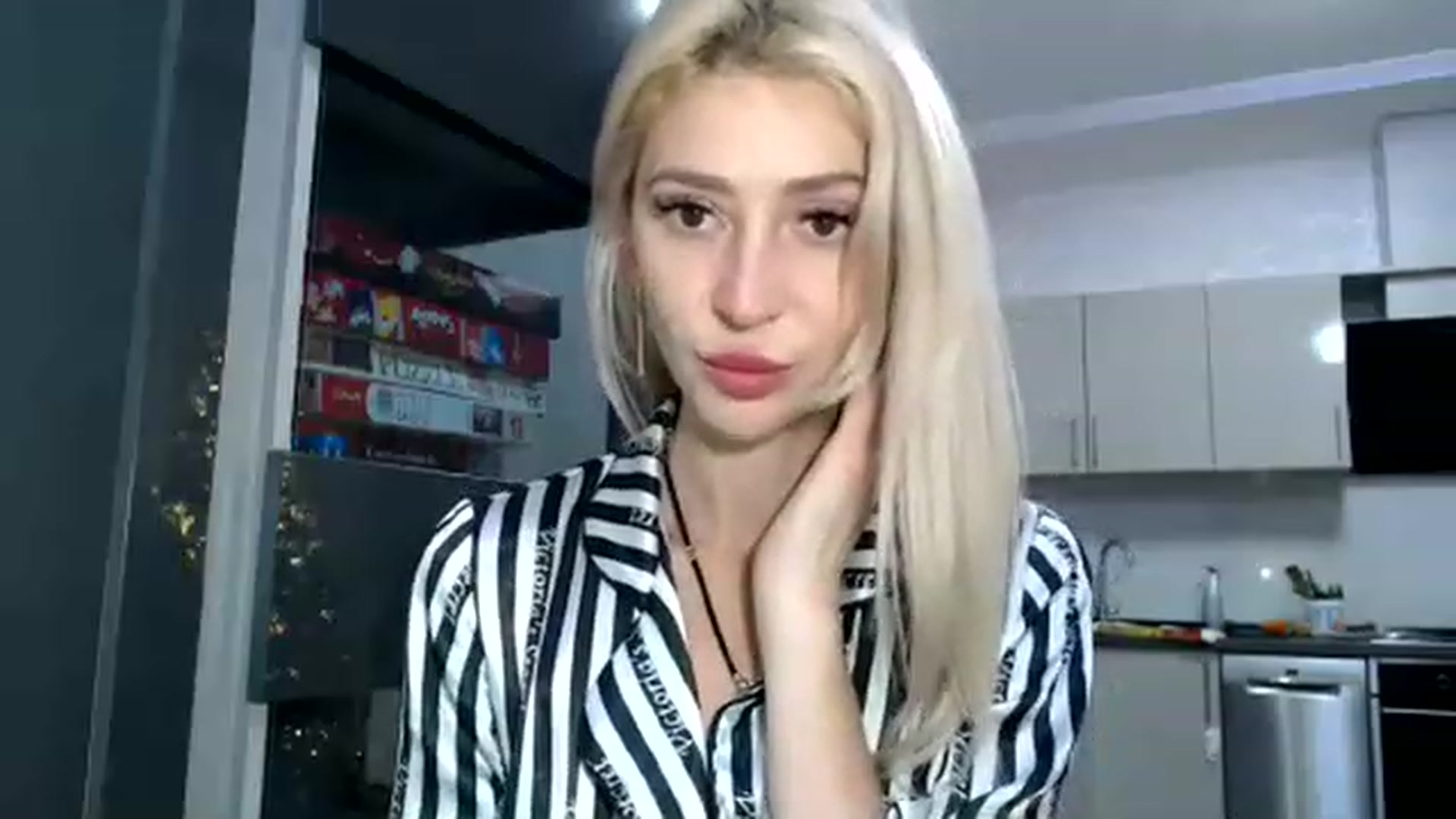 Gallery image thumbnail from Your_Eyes__'s myfreecams stream on, 12/27/2022, 19:12 image 17 of 20