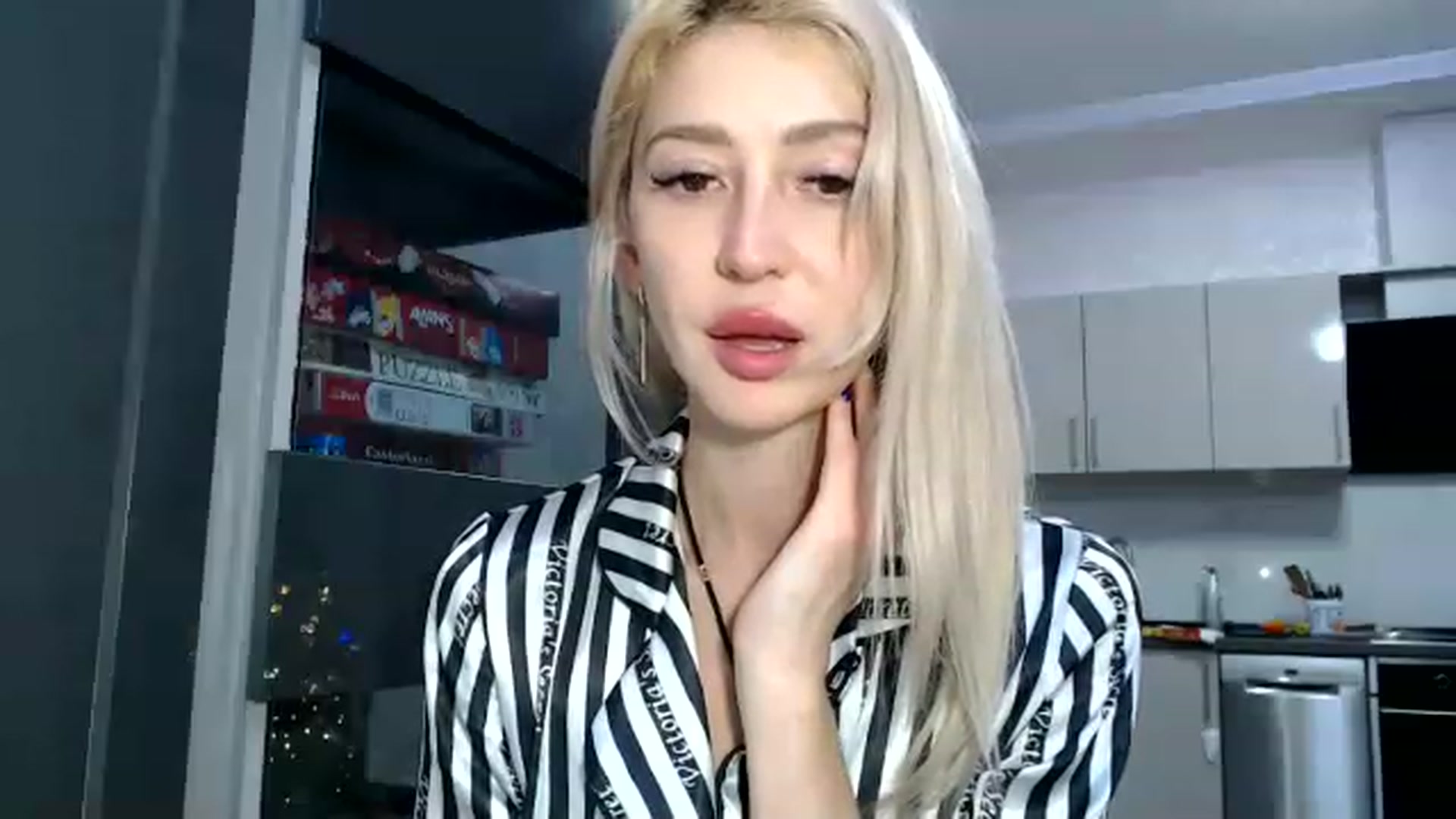 Gallery image thumbnail from Your_Eyes__'s myfreecams stream on, 12/27/2022, 19:12 image 18 of 20