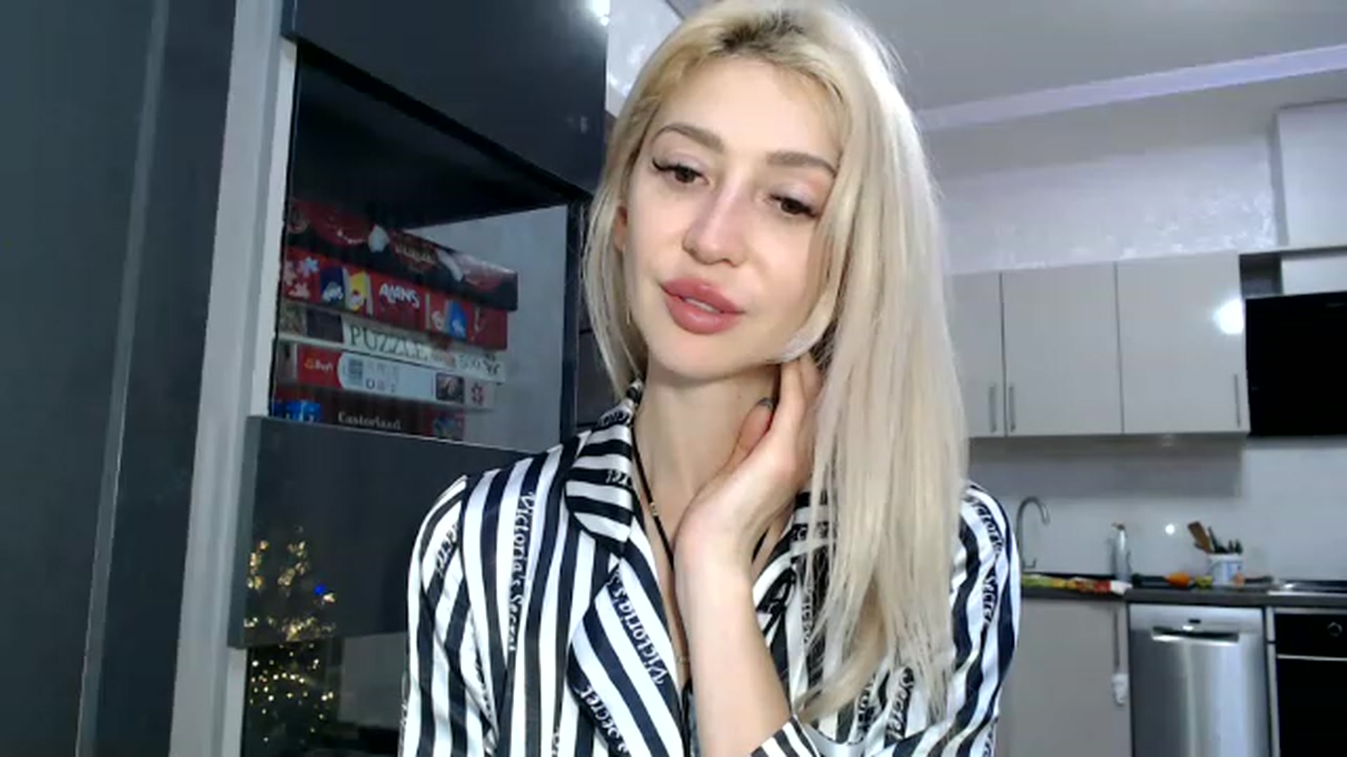 Gallery image thumbnail from Your_Eyes__'s myfreecams stream on, 12/27/2022, 19:12 image 19 of 20